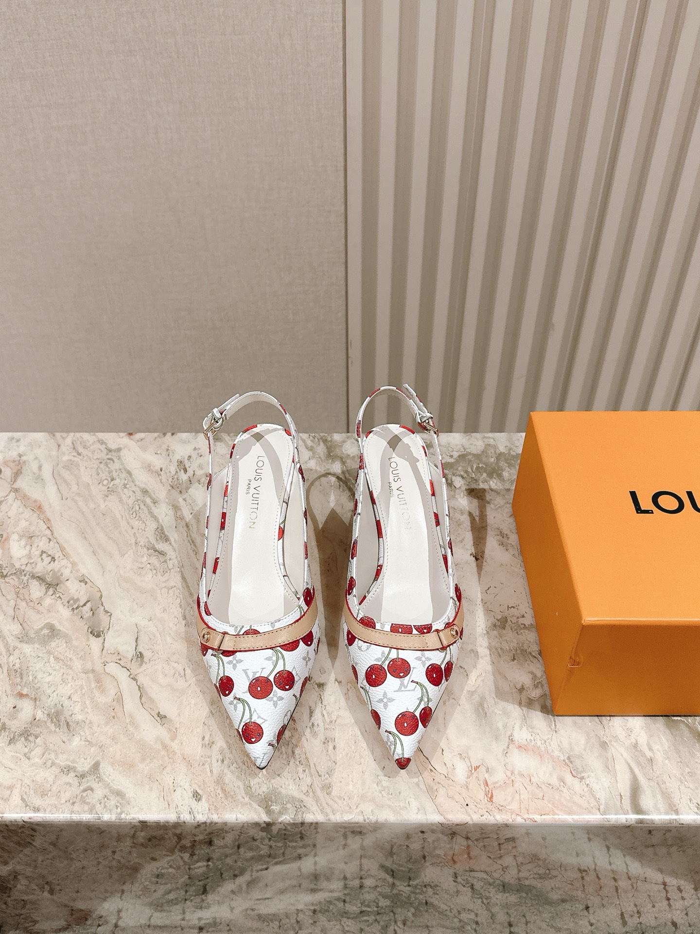 NO:385438,| 5 New arrival of the Lujia early spring new arrival~LV spring and summer Mary Jade shoes, too outstanding!  Fashionable, sexy and comfortable, full of the full emotional value that beautiful summer shoes can give. The shoes are also very well-behaved and beautiful!  The upper is made of imported beef patent leather, sheepskin inner lining, and genuine leather sole!  size 35-41 40 41 Customized Height 4.5cm Full set of counters are packaged simultaneously!  ,slippers,sheepskin,leather soles19860909| 5 驴家早春新品 new arrival～LV春夏玛丽珍鞋,也太出彩了！时尚性感舒适,拉满了夏日美鞋能给的满分情绪价值.鞋的造型也很乖巧好看呀！ 鞋面选用进口牛漆皮,羊皮内里,真皮大底！ size 35-41 40 41定制 高度4.5cm 全套专柜同步包装！,拖鞋凉鞋,louis vuitton,louis vuitton,louis vuitton,sandals,mary jane,slippers,sheepskin,Leather soles,Women's Shoes