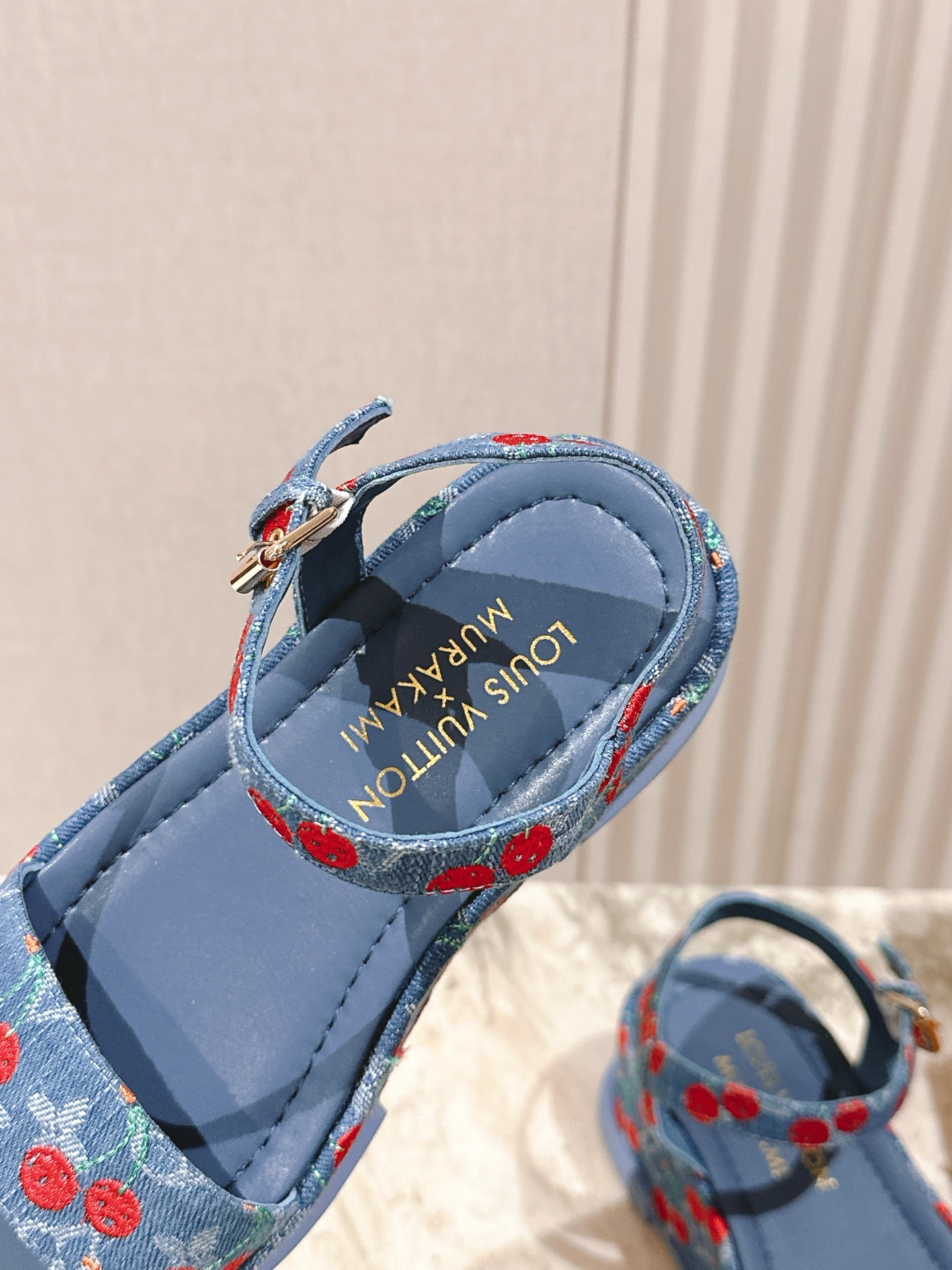  
| ²⁰²5 𝐬𝐬 🤍🤎驴家新品🆕 new arrival～LV春夏厚底漆皮水台凉鞋.单宁色搭配的牛
