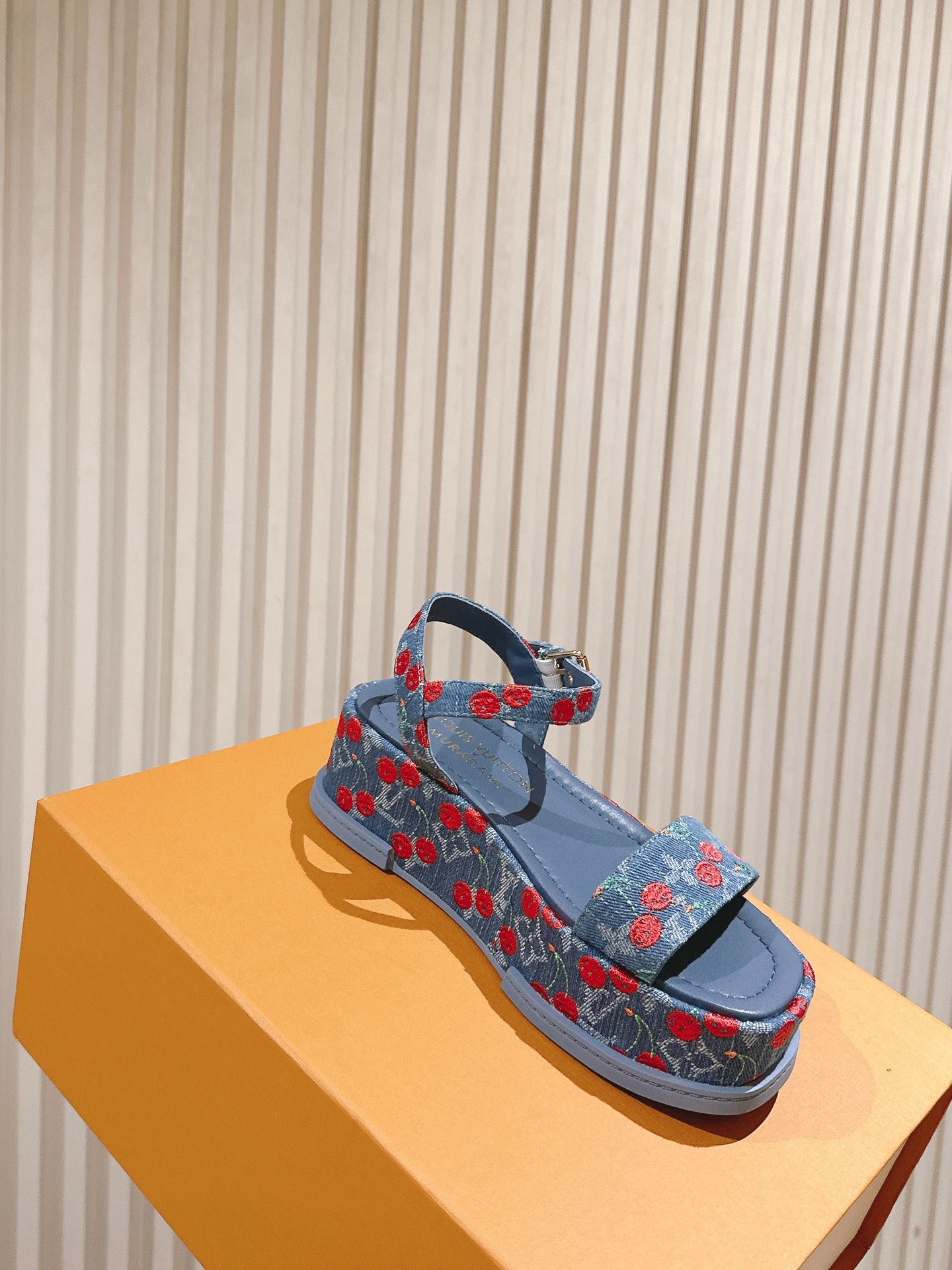  
| ²⁰²5 𝐬𝐬 🤍🤎驴家新品🆕 new arrival～LV春夏厚底漆皮水台凉鞋.单宁色搭配的牛