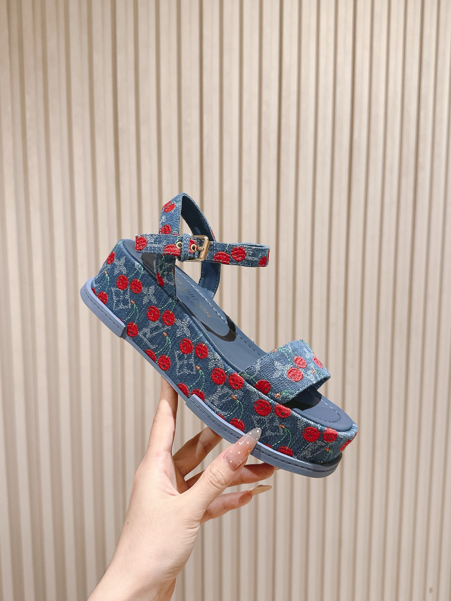  
| ²⁰²5 𝐬𝐬 🤍🤎驴家新品🆕 new arrival～LV春夏厚底漆皮水台凉鞋.单宁色搭配的牛