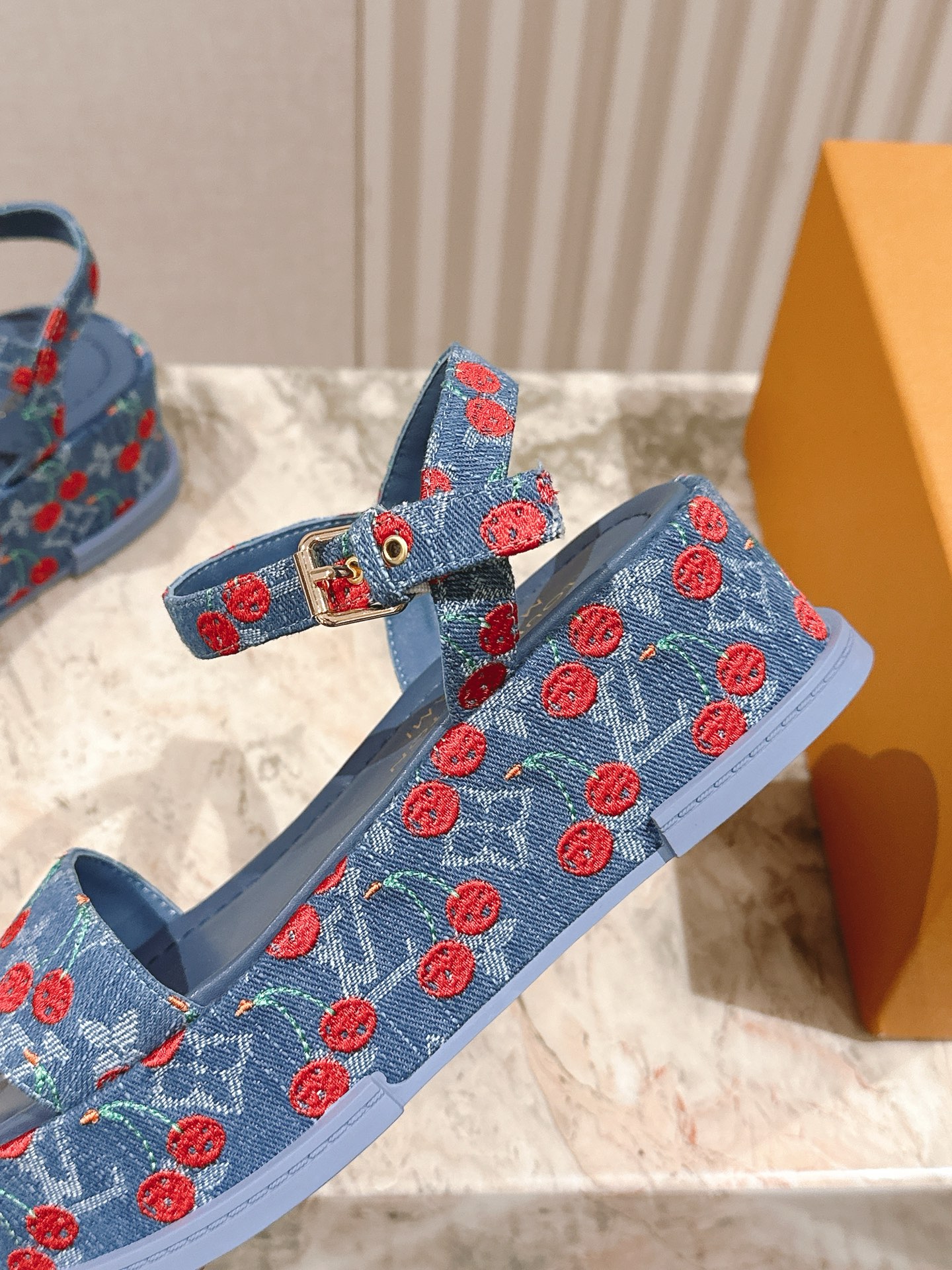  
| ²⁰²5 𝐬𝐬 🤍🤎驴家新品🆕 new arrival～LV春夏厚底漆皮水台凉鞋.单宁色搭配的牛