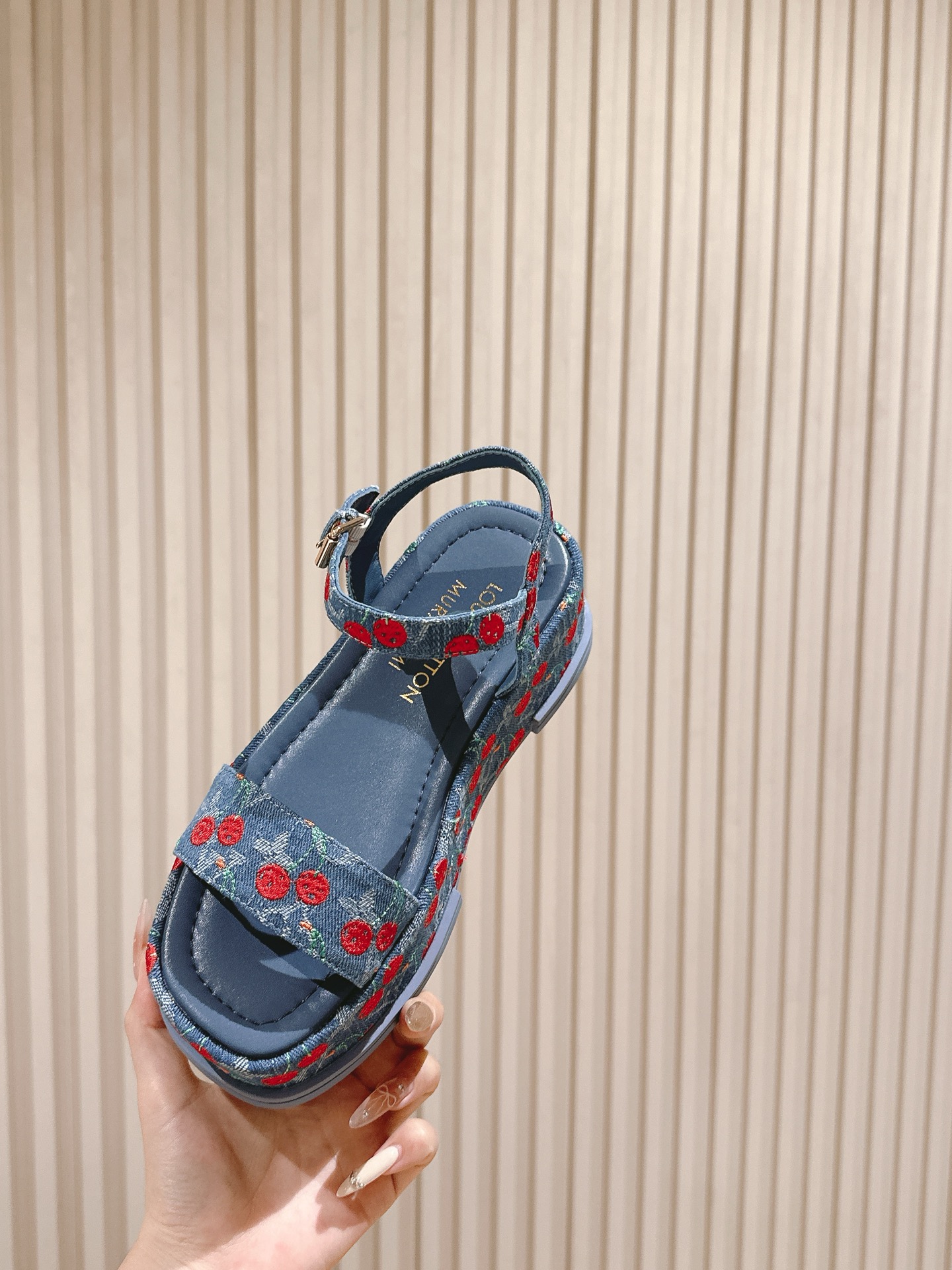  
| ²⁰²5 𝐬𝐬 🤍🤎驴家新品🆕 new arrival～LV春夏厚底漆皮水台凉鞋.单宁色搭配的牛