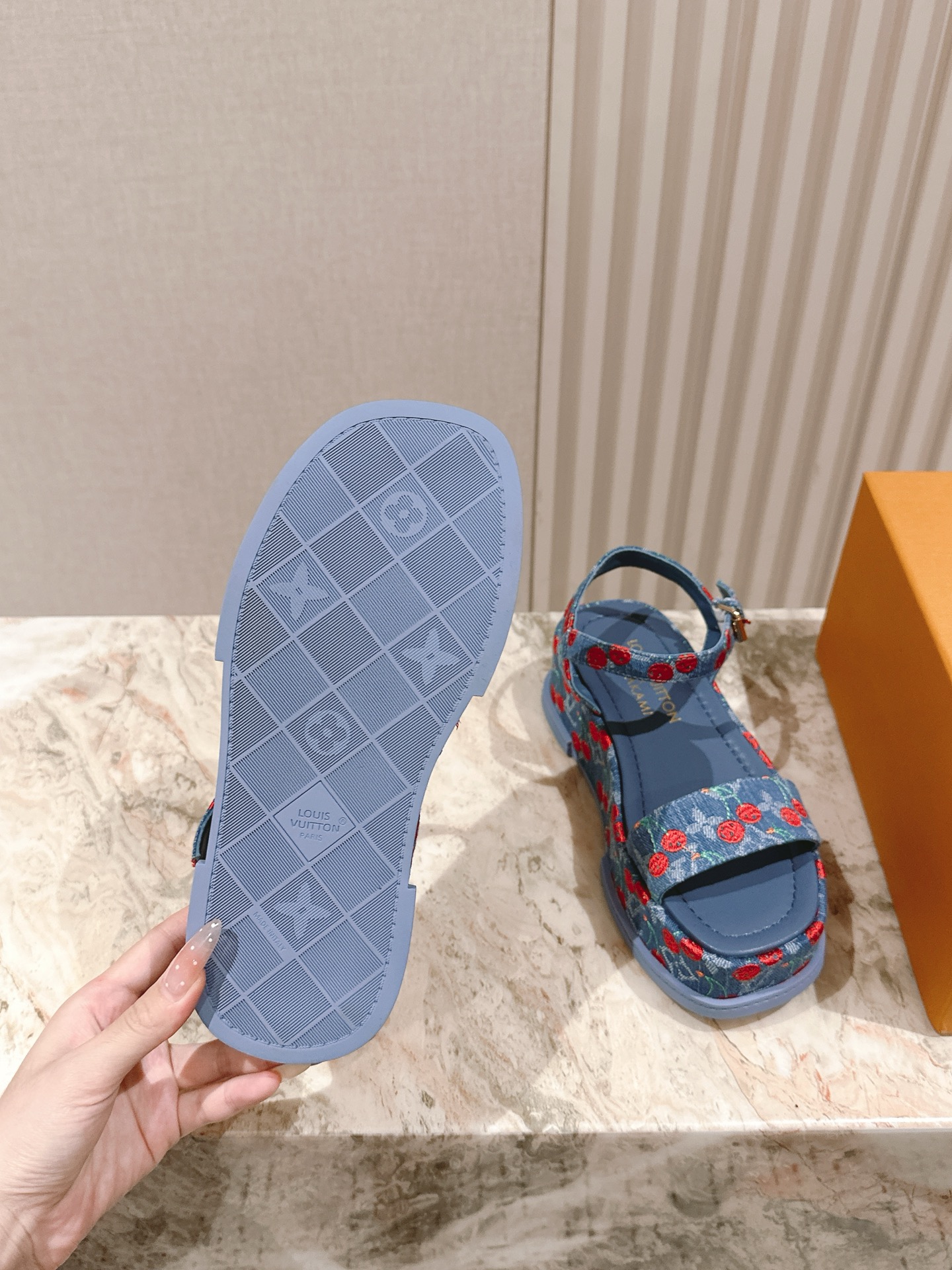  
| ²⁰²5 𝐬𝐬 🤍🤎驴家新品🆕 new arrival～LV春夏厚底漆皮水台凉鞋.单宁色搭配的牛