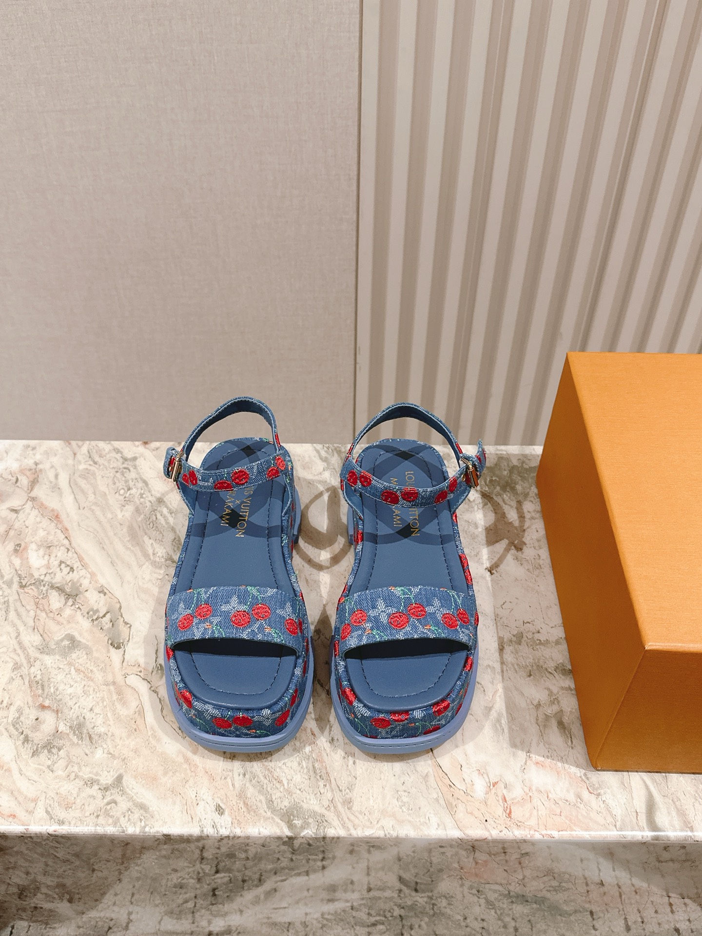  
| ²⁰²5 𝐬𝐬 🤍🤎驴家新品🆕 new arrival～LV春夏厚底漆皮水台凉鞋.单宁色搭配的牛