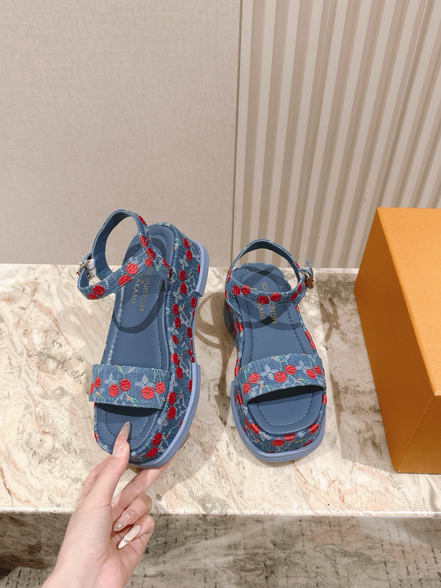 
| ²⁰²5 𝐬𝐬 🤍🤎驴家新品🆕 new arrival～LV春夏厚底漆皮水台凉鞋.单宁色搭配的牛
