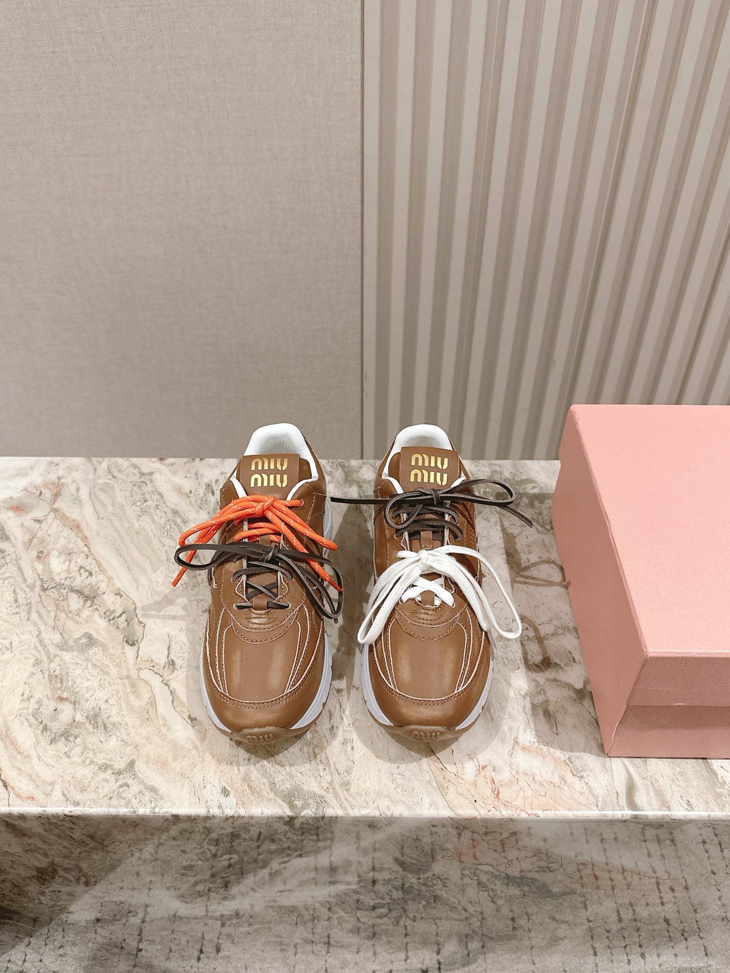 NO:344520,5 MIUMIU Miu Miu's new American retro style~ The most popular sneakers with a look. One that has to be bought ~ is old and fashionable, simple and high-end. It is very comfortable to match with the feet casually. It is a must-have for the year!  The latest sports white shoes in early spring are popular among bloggers at home and abroad. The Xiaohongshu grass planting series, the retro and fashionable and beautiful sports shoes design, and the recognizable tongue creates a Buddhist sweet casual style~~ The aura on the feet is very casual, and the first layer of cowhide is made of silk cowhide, silk cowhide, original TU vacuum thick sole, retro rubbing and making it old!  Size.35-41,,miumiu,sneakers,cowhide198609095  MIUMIU 缪缪新款美式复古风~ 颜值担当火爆款运动鞋 不得不入的一款～做旧时尚,简约高级 随意搭配上脚非常舒适,年度必入款！ 早春最新走秀款运动小白鞋国内外博主刷爆的一款,小红书种草系列,复古又时髦上脚美炸了简约的运动板鞋设计,极具辨识度的鞋舌,打造佛系甜美的休闲风~~上脚气场十足随意搭配, 选用头层牛皮材质,内里丝绸牛皮里,原版TU抽真空厚底 复古擦色做旧！ Size.35-41,,miumiu,sneakers,cowhide,Men's shoes