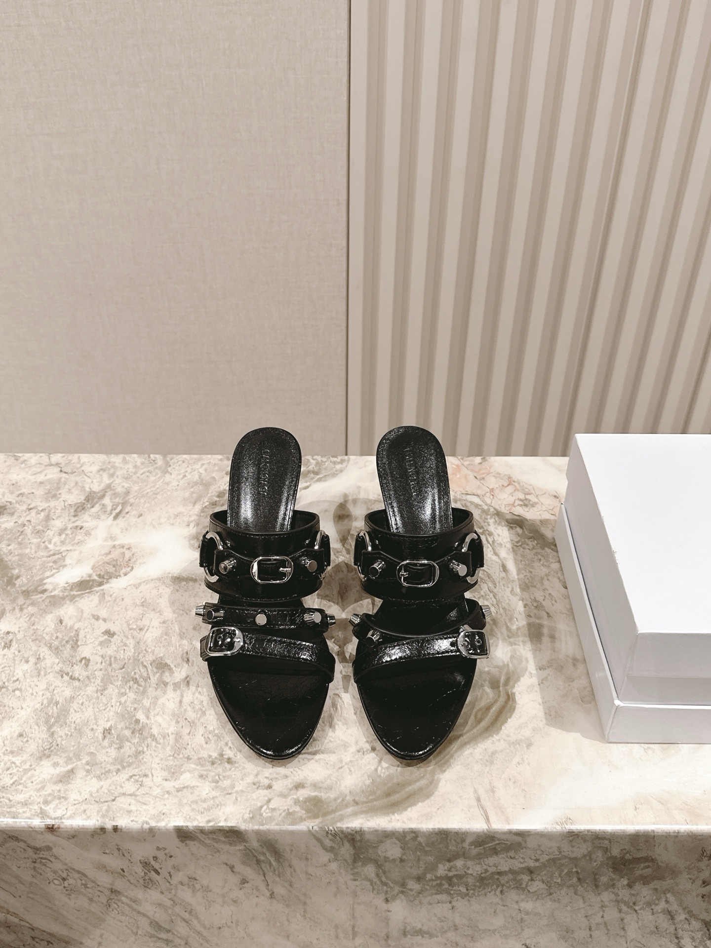 NO:385383,| 5 upgraded version BALENCA*A new hardware diamond buckle single shoe series!  This shoe is a lady pointed-toe single shoe with beautiful and versatile foot. INS hottest version. The original version is purchased and molded, customized upper, original cowhide private film, customized diamond buckle hardware buckle, all materials are consistent with the original craftsmanship, full texture. Italian leather outsole, heel height, flat sole/8.5cm size, women 34-41 34 40 41 42 Customized, full set of counters simultaneously packaging!  , high heels slippers, balenciaga, balenciaga, high heels, slippers, cowhide, Leather soles19860909| 5 升级版 巴黎世家 BALENCA*A 新款五金钻扣单鞋系列！这款鞋型是淑女尖头单鞋上脚美爆又百搭 INS爆款 原版购入开模,定制鞋面原版牛皮私膜定制钻扣五金扣, 所有的材质与工艺原版一致 质感满满 意大利真皮大底 跟高 平底/8.5cm size女34-41 34 40 41 42定制 全套专柜同步包装！,高跟鞋拖鞋,balenciaga,balenciaga,high heels,slippers,cowhide,Leather soles,Women's Shoes