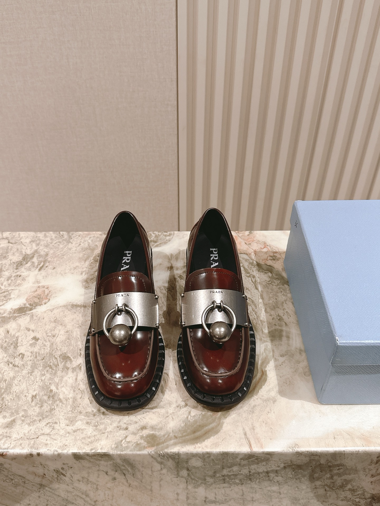 NO:385399,| 5 Prada's new black bead thick-soled loafers series has been launched. Liu Wen, many internet celebrities have put on their feet. Prad's thick-soled shoes are very popular this year. They are casual and do not make mistakes when worn (increase) and are refreshing. The refreshing performance is enough to express the control of the details of the shoes. The imported beads and beads are patent leather cowhide inner thick-soled sponge shoes with logo and anti-slip sole. This shoe is very comfortable to wear and feels great. Heel height is 4cm. Size 35-41 40 41 customized counter packaging, loafers, prada, prada, loafers, cowhide19860909| 5  普拉达新款黑色开边珠厚底乐福鞋系列上新刘雯众多网红上脚,prad这款松糕厚底鞋今年非常爆,穿上（增高）休闲两不失误,清爽的表现足以表达对鞋子的个个细节的把控, 面料进口开边珠牛漆皮 牛皮内里 厚底松糕鞋,带logo 防滑鞋底,这款鞋子上脚非常舒服,脚感很棒 跟高4cm 码数35-41 40 41定做配专柜包装,乐福鞋,prada,prada,loafers,cowhide,Women's Shoes