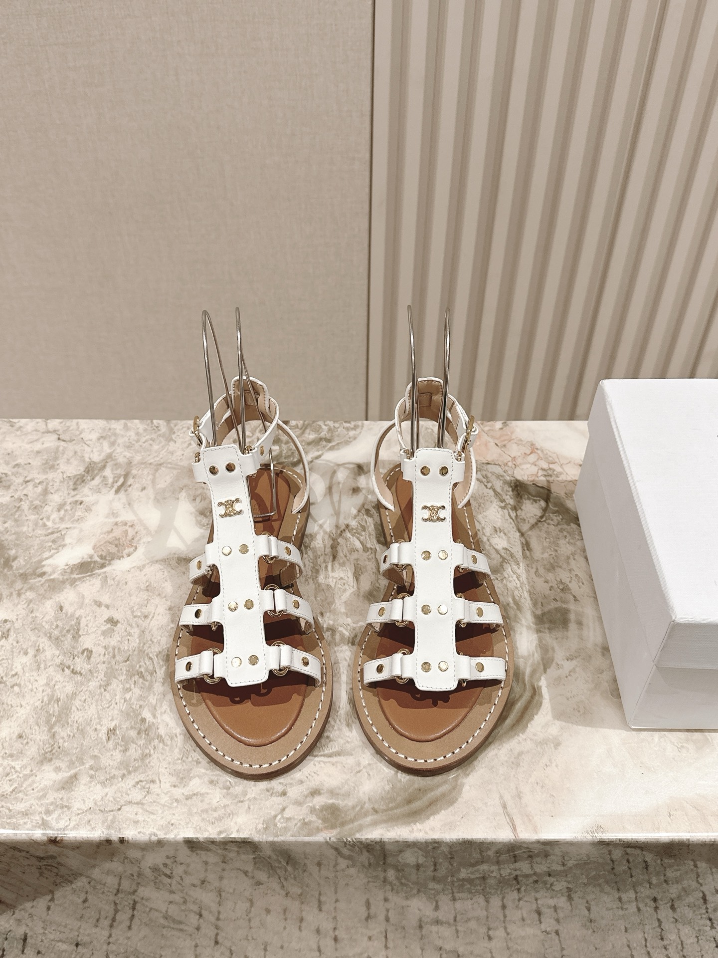 NO:392254,| 5 CELI*E Celline Spring and Summer New Arc de Triomphe British style Roman flat micro-label sandal slipper series Simple, atmospheric and fashionable, unsightly and timeless, it is a classic that never fades away in the fashion circle. The retro British style has extraordinary temperament, and the versatile style of lazy people is essential for increasing heights!  Fabric cowhide, inner lining, original large bottom, genuine leather edge strip, 35-40, full set of sync gift boxes for counters!  sandals celine sandals slippers cowhide19860909| 5  CELI*E塞琳春夏新款凯旋门英伦风罗马平底微标凉鞋拖鞋系列 简约大气时髦,耐看不过时,是时尚圈永不退潮的经典所在,复古的英伦风格,气质非凡,懒人百搭增高必备款！ 面料牛皮 内里牛皮内里 原版大底 真皮沿条 码数35-40 全套专柜同步礼盒包装！,凉鞋,celine,sandals,slippers,cowhide,Women's Shoes