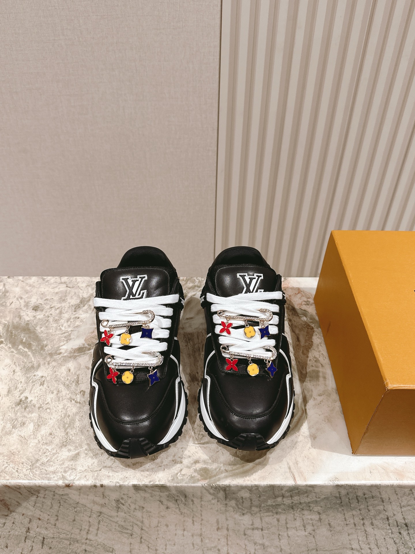 NO:388943,Couple style Accessories 50 | 5 LV purchasing grade fat dungeon shoes are available in stock!  Classic Donkey Family full series!  LVTrainer PVC sneakers, every style and color matching is great!  Trainer's feet feel really good, full of surprises and silver updates, and Xiaohongshu Internet celebrity couples are starting to show!  The fabric is made of the same material as the original, and the original version compares each detail one by one!  Various leather TPU cloths, super complex splicing, TPU original bottom, purchasing level, not ordinary material!  Number of codes 35-45 Couple model Delivery counter synchronously with full packaging!  , casual shoes / sneakers, louis vuitton, louis vuitton, louis vuitton, louis vuitton, sneakers19860909情侣款 配饰50 | 5  LV代购级胖墩墩板鞋新色现货供应！经典驴家全系列！LVTrainer PVC 运动鞋, 每个款式配色都很赞！Trainer的脚感真的非常不错,惊喜满满银色不断更新,小红书网红情侣纷纷开秀！ 面料选用原版完全一样材质做工细节,原版一比一对比每个细节！各种皮面TPU 布 超复杂拼接 TPU原版大底,代购级别,不是普通材质哦！ 码数 35-45 情侣款 配送专柜同步全套包装！,休闲鞋/运动鞋,louis vuitton,louis vuitton,louis vuitton,sneakers,Women's Shoes