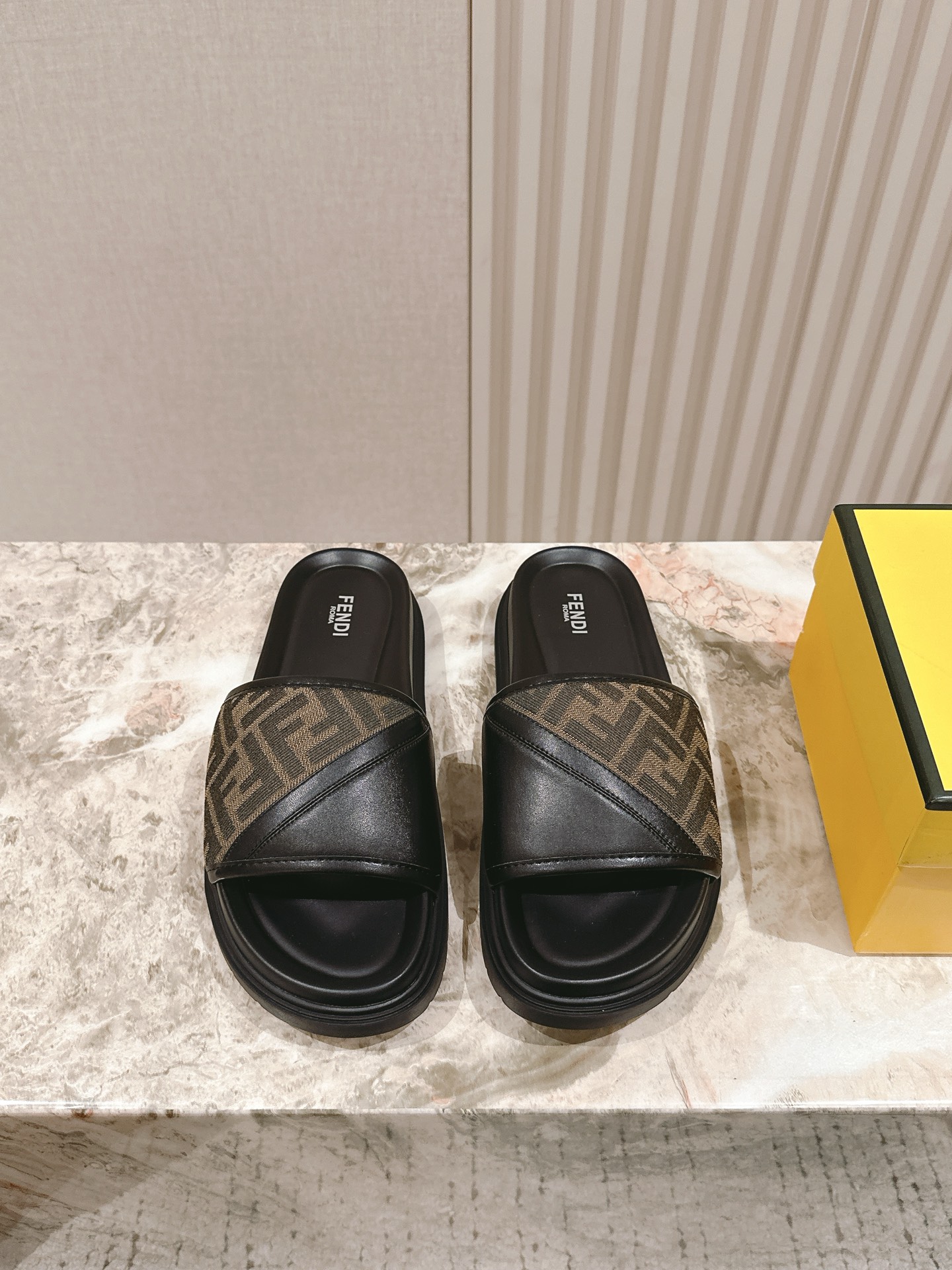 NO:385407,Men's ticket | 5 Fendi's main promotional slipper series, new products are launched, and the main promotional shoes that were inspired by the Fendi table foot design was transformed into this year's show. The new slippers of the season are known to be designed to be full of high-end, high-end, elegant and versatile, and never out of date. The following steps of fashion trends cannot be lost. The fabric is made of original fabric and leather, and the inner and foot pads are intended to make mixed sheepskin. The counter is synchronized with the bottom!  Size:# 39-45, slippers, fendi, fendi, slippers, sheepskin19860909男票 | 5  Fendi 芬迪走秀主推拖鞋系列,新品上线,芬具桌脚设计灵感改创于今年秀场的主推系列鞋履 当季新品拖鞋,众所周知,鞋子永远设计为高级感满满的,高端大气上档次且百搭永不过时,时尚潮流追随的脚步却无法落下 面料选用原版一比一定制布面和皮面,内里和垫脚为意制混种绵羊皮 专柜同步大底！ Size:# 39-45,拖鞋,fendi,fendi,slippers,sheepskin,Women's Shoes