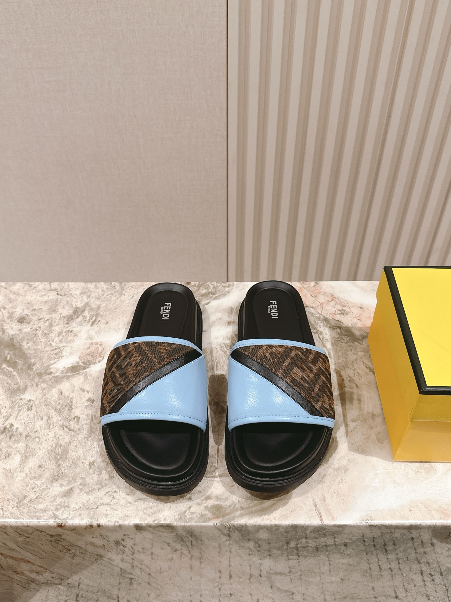 NO:385415,Men's ticket | 5 Fendi's main promotional slipper series, new products are launched, and the main promotional shoes that were inspired by the Fendi table foot design was transformed into this year's show. The new slippers of the season are known to be designed to be full of high-end, high-end, elegant and versatile, and never out of date. The following steps of fashion trends cannot be lost. The fabric is made of original fabric and leather, and the inner and foot pads are intended to make mixed sheepskin. The counter is synchronized with the bottom!  Size:# 39-4, slippers, fendi, fendi, slippers, sheepskin19860909男票 | 5  Fendi 芬迪走秀主推拖鞋系列,新品上线,芬具桌脚设计灵感改创于今年秀场的主推系列鞋履 当季新品拖鞋,众所周知,鞋子永远设计为高级感满满的,高端大气上档次且百搭永不过时,时尚潮流追随的脚步却无法落下 面料选用原版一比一定制布面和皮面,内里和垫脚为意制混种绵羊皮 专柜同步大底！ Size:# 39-4,拖鞋,fendi,fendi,slippers,sheepskin,Women's Shoes