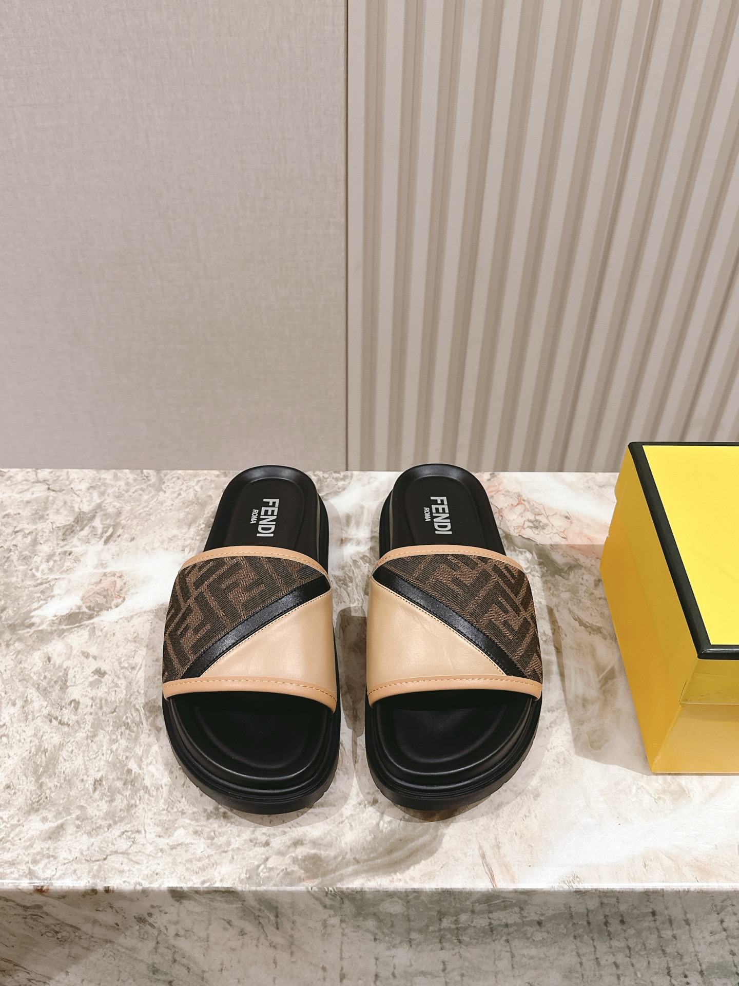 NO:385422,Men's ticket | 5 Fendi's main promotional slipper series, new products are launched, and the main promotional shoes that were inspired by the Fendi table foot design was transformed into this year's show. The new slippers of the season are known to be designed to be full of high-end, high-end, elegant and versatile, and never out of date. The following steps of fashion trends cannot be lost. The fabric is made of original fabric and leather, and the inner and foot pads are intended to make mixed sheepskin. The counter is synchronized with the bottom!  Size:# 39-45, slippers, fendi, fendi, slippers, sheepskin19860909男票 | 5  Fendi 芬迪走秀主推拖鞋系列,新品上线,芬具桌脚设计灵感改创于今年秀场的主推系列鞋履 当季新品拖鞋,众所周知,鞋子永远设计为高级感满满的,高端大气上档次且百搭永不过时,时尚潮流追随的脚步却无法落下 面料选用原版一比一定制布面和皮面,内里和垫脚为意制混种绵羊皮 专柜同步大底！ Size:# 39-45,拖鞋,fendi,fendi,slippers,sheepskin,Women's Shoes