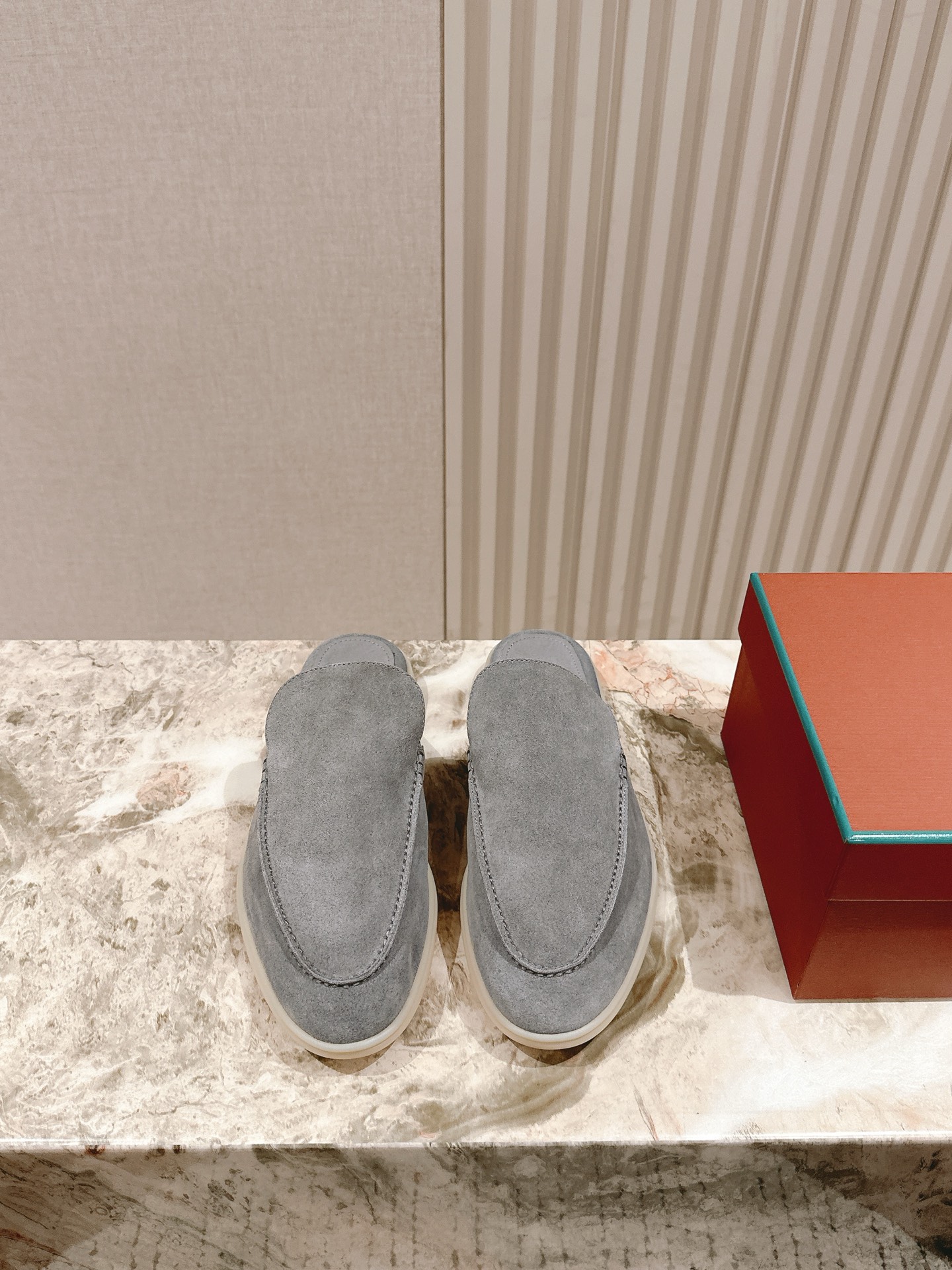 NO:680247,Purchasing agent top product Noyo Piana's old-money style loafers/muller top upgraded versions are now available. This year's L comes in new colors, the colors are very stunning, suitable for summer and very versatile at the same time. Summer Charms by Loro iana may seem ordinary, but in fact, you will love it once you wear it. It is comfortable, light, breathable and easy to care for. It can satisfy you with all your demands for midsummer shoes. It is Summer Charms Walk!  The fabric is imported top-grade mercerized cashmere, very delicate and skin-friendly. The foot pads are imported benzene-dyed calfskin. The outsole is exclusive milk-colored beef tendon outsole. Mold-opening hardware. We can make more than 100 color matching cabinets in the entire series!  Welcome to place an order!  Size39-47 39 47 customized luxury gift box packaging, loafers and half slippers, loro piana, loro piana, loafers, cowhide19860909代购级顶货  诺悠翩雅 老钱风乐福鞋/穆勒拖顶级升级版全系列上新啦.今年的L再出新色,颜色非常的惊艳,适合夏天的同时又非常百搭显白 Loro iana之Summer Charms看似平淡无奇,实则一穿倾心,舒适 轻便 透气 易打理,你对盛夏鞋履的一切诉求,它都可以满足你,它就是Summer Charms Walk！ 面料进口顶级丝光羊绒、非常细腻亲肤 垫脚进口苯染小牛皮 大底独家牛奶色牛筋大底 开模五金 全系列一百多个配色柜柜有的颜色我们都有做！欢迎下单！ Size39-47 39 47定做 豪华礼盒包装,乐福鞋半拖,loro piana,loro piana,loafers,cowhide,Women's Shoes