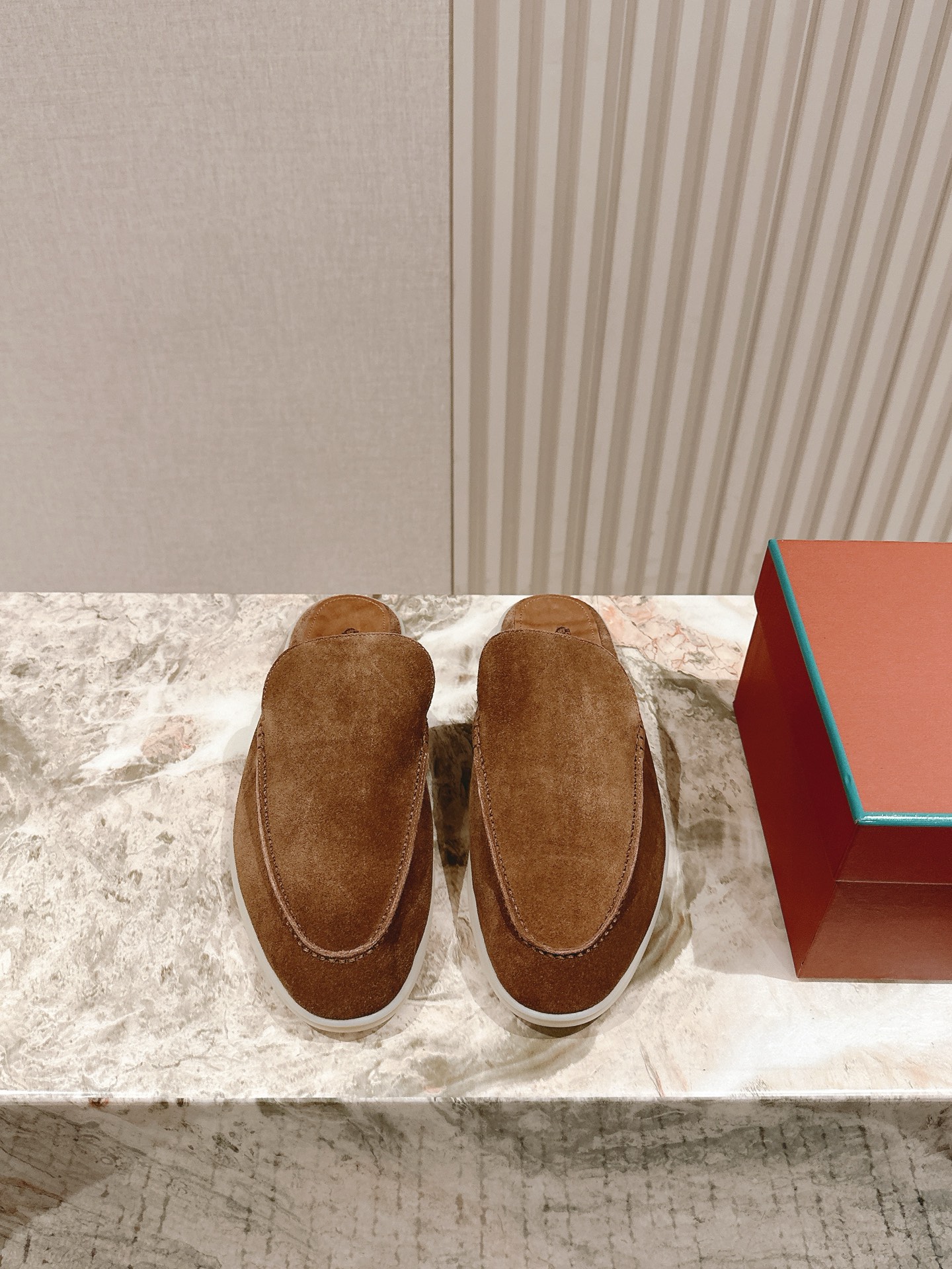 NO:680253,Purchasing top-notch goods have arrived. Loro Piana's old-money style loafers/muller top upgraded versions are now available. This year's L comes in new colors. The colors are very stunning, suitable for summer and very versatile at the same time. The Summer Charms of Loro iana may seem ordinary, but in fact, you will love it once you wear it. It is comfortable, light, breathable and easy to care for. It can satisfy all your demands for midsummer shoes. It is Summer Charms Walk!  The fabric is imported top-grade mercerized cashmere, very delicate and skin-friendly. The foot pads are imported benzene-dyed calfskin. The outsole is exclusive milk-colored beef tendon outsole. Mold-opening hardware. We can make more than 100 color matching cabinets in the entire series!  Welcome to place an order!  Size39-47 39 47 customized luxury gift box packaging, loafers and half slippers, loro piana, loro piana, loafers, cowhide19860909代购级顶货到  诺悠翩雅 老钱风乐福鞋/穆勒拖顶级升级版全系列上新啦.今年的L再出新色,颜色非常的惊艳,适合夏天的同时又非常百搭显白 Loro iana之Summer Charms看似平淡无奇,实则一穿倾心,舒适 轻便 透气 易打理,你对盛夏鞋履的一切诉求,它都可以满足你,它就是Summer Charms Walk！ 面料进口顶级丝光羊绒、非常细腻亲肤 垫脚进口苯染小牛皮 大底独家牛奶色牛筋大底 开模五金 全系列一百多个配色柜柜有的颜色我们都有做！欢迎下单！ Size39-47 39 47定做 豪华礼盒包装,乐福鞋半拖,loro piana,loro piana,loafers,cowhide,Women's Shoes