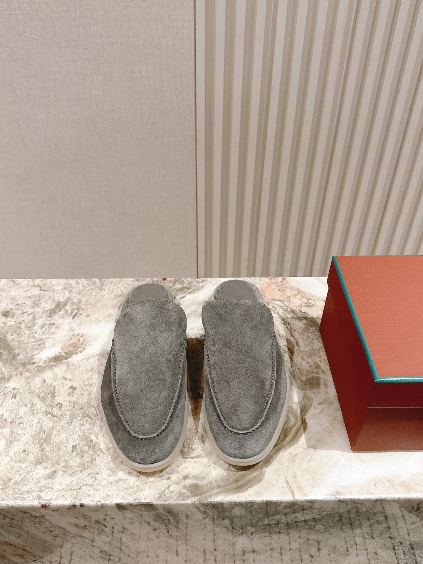 NO:495385,The top-quality men's ticket for purchasing agents, Nou You Pianya, Lao Qianfeng Loafers/Mulle Tow, the top-level upgraded version of the entire series is new. This year's Lp has a new color, and the colors are very stunning. It is suitable for summer and is very versatile and white. Loro Piana's Summer Charms seems plain, but in fact it is in love with you, comfortable, light, breathable and easy to take care of. All your demands for midsummer shoes can satisfy you. It is Summer Charms Walk!  The fabric is imported with top mercerized cashmere, very delicate and skin-friendly, imported benzene dyed calfskin, large sole exclusive milk color beef tendon big sole, mold opening hardware, more than 100 color matching cabinets in the entire series, we have all made some colors!  Welcome to place an order!  Size39-47 39 47 Custom made Luxury gift box packaging, semi-drag, loro piana, loro piana, loafers, cowhide19860909代购级顶货男票  诺悠翩雅 老钱风乐福鞋/穆勒拖顶级升级版全系列上新啦.今年的Lp再出新色,颜色非常的惊艳,适合夏天的同时又非常百搭显白 Loro Piana之Summer Charms看似平淡无奇,实则一穿倾心,舒适 轻便 透气 易打理,你对盛夏鞋履的一切诉求,它都可以满足你,它就是Summer Charms Walk！ 面料进口顶级丝光羊绒、非常细腻亲肤 垫脚进口苯染小牛皮 大底独家牛奶色牛筋大底 开模五金 全系列一百多个配色柜柜有的颜色我们都有做！欢迎下单！ Size39-47 39 47定做 豪华礼盒包装,半拖,loro piana,loro piana,loafers,cowhide,Women's Shoes