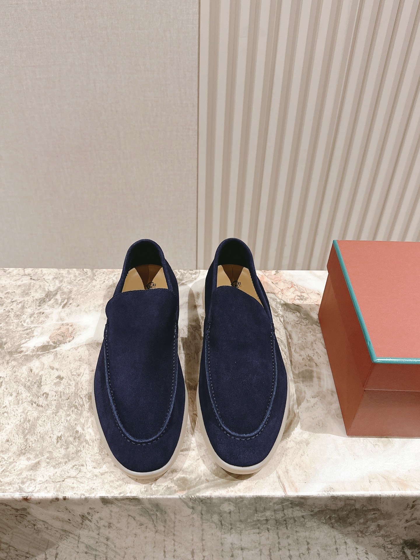 NO:388934,The top-quality men's ticket for purchasing agents, Nou You Pianya, Lao Qianfeng Loafers/Mulle Tow, the top-level upgraded version of the entire series is new. This year's Lp has a new color, and the colors are very stunning. It is suitable for summer and is very versatile and white. Loro Piana's Summer Charms seems plain, but in fact it is in love with you, comfortable, light, breathable and easy to take care of. All your demands for midsummer shoes can satisfy you. It is Summer Charms Walk!  The fabric is imported with top mercerized cashmere, very delicate and skin-friendly, imported benzene dyed calfskin, large sole exclusive milk color beef tendon big sole, mold opening hardware, more than 100 color matching cabinets in the entire series, we have all made some colors!  Welcome to place an order!  Size39-47 39 47 Custom made Luxury gift box packaging, loafers semi-trail, loro piana, loro piana, loafers, cowhide19860909代购级顶货男票  诺悠翩雅 老钱风乐福鞋/穆勒拖顶级升级版全系列上新啦.今年的Lp再出新色,颜色非常的惊艳,适合夏天的同时又非常百搭显白 Loro Piana之Summer Charms看似平淡无奇,实则一穿倾心,舒适 轻便 透气 易打理,你对盛夏鞋履的一切诉求,它都可以满足你,它就是Summer Charms Walk！ 面料进口顶级丝光羊绒、非常细腻亲肤 垫脚进口苯染小牛皮 大底独家牛奶色牛筋大底 开模五金 全系列一百多个配色柜柜有的颜色我们都有做！欢迎下单！ Size39-47 39 47定做 豪华礼盒包装,乐福鞋半拖,loro piana,loro piana,loafers,cowhide,Women's Shoes