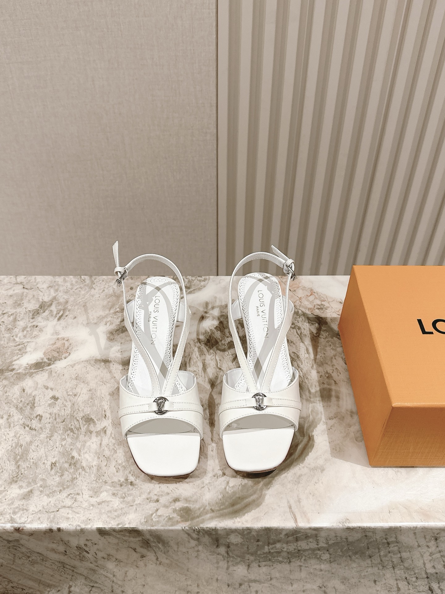 NO:388932,| 5 New Sandals New in the Early Spring High Heel Series, fashionable, sexy and comfortable, full of the full emotional value that beautiful summer shoes can give. The shoe shape is also very well-behaved and beautiful!  The upper is made of imported beef patent leather, sheepskin inner lining, and genuine leather sole!  size 35-41 40 41 Customized Height 5.5cm Full set of counters are packaged simultaneously!  sandals louis vuitton louis vuitton sandals sheepskin Leather soles19860909| 5 驴家早春高跟系列凉鞋新品 new ,时尚性感舒适,拉满了夏日美鞋能给的满分情绪价值.鞋的造型也很乖巧好看呀！ 鞋面选用进口牛漆皮,羊皮内里,真皮大底！ size 35-41 40 41定制 高度5.5cm 全套专柜同步包装！,凉鞋,louis vuitton,louis vuitton,sandals,sheepskin,Leather soles,Women's Shoes