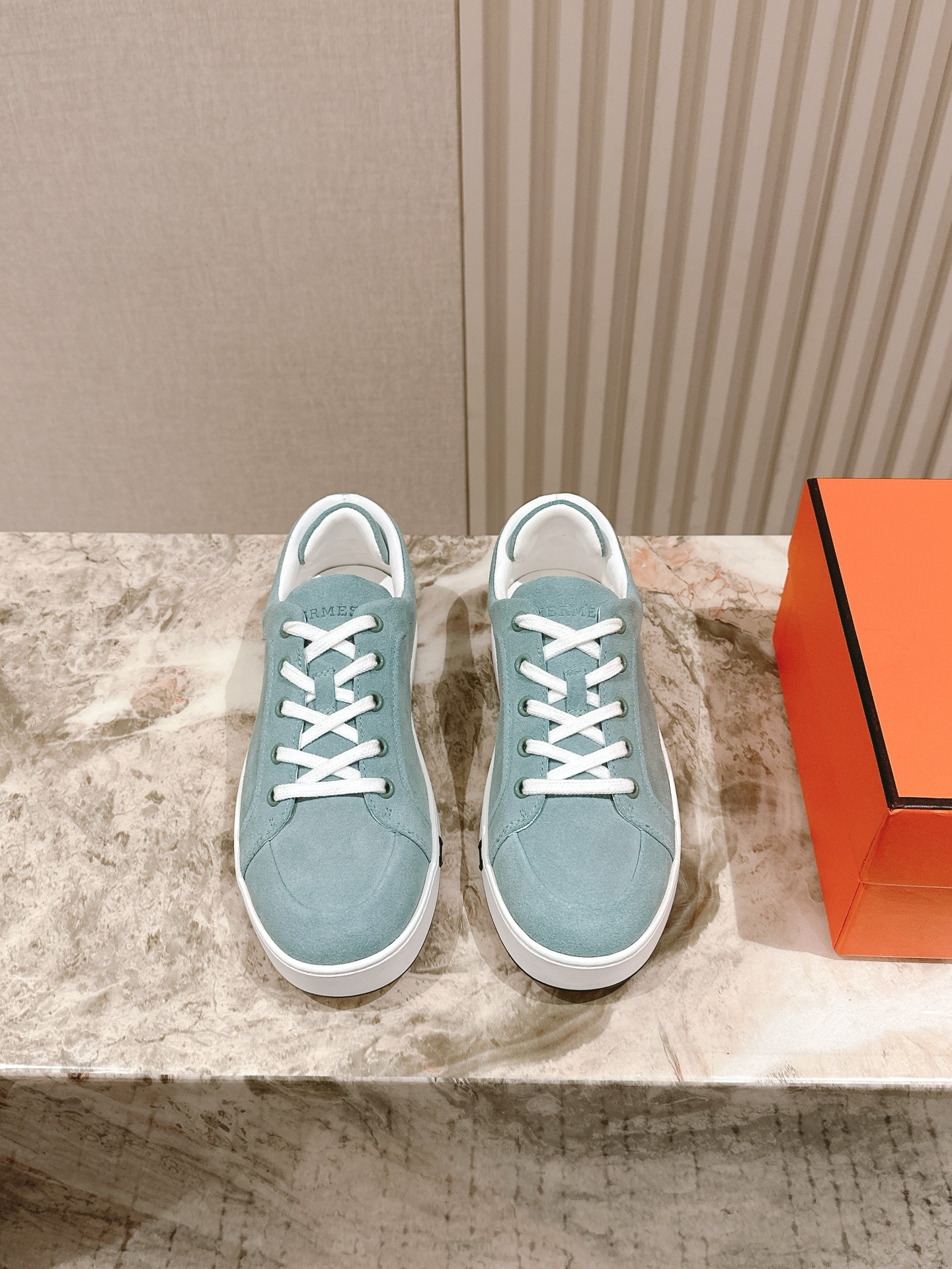 NO:388905,Couple model Men's Size 10 | 5 Counter Synchronous Casual Dexun Series!  [Top] Purchase level!  Hermes is undoubtedly the leader among luxury goods. Every item is very popular!  Although there are few styles, the winning is the essence, the winning is the classic, and it will never be outdated. It is a brand that preserves and appreciates value. It is rare to truly make such a reputation among consumer products!  This single shoe is a classic style in this brand. The metal buckle decoration exclusive to Hermes. The classic looks better and better after the long river of history. The leather feels very, very tender. The touch of baby-like skin!  Luxury feeling!  Huge consumables!  Imported Yangjing cowhide upper, the inner foot pads are all imported sheepskin, the original one-to-one tpu bottom, size 35-45, couple model, full set of counter synchronous gift box packaging!  , casual shoes/sports shoes, hermes, hermes, sneakers, cowhide, sheepskin, sheep19860909情侣款 男码10 | 5 专柜同步休闲德迅系列！【顶级】代购级别！Hermes 毋庸置疑是奢侈品中的翘楚 每个单品出来都是非常深入人心！虽然款式出的少 但是胜在精 胜在经典 从来不会过时 属于保值升值的品牌 在消费品里面真心作出这样的口碑来 也是实属难得！这款单鞋 在这个品牌经典款式 专属爱马仕的金属扣装饰 经典是经过历史长河而越看越好看 皮质触感非常非常柔嫩的感觉 婴儿般肌肤的触感！奢华感受！耗材巨大！进口羊京牛皮鞋面 内里垫脚都是进口绵羊皮,原版一比一tpu底 尺码35-45 情侣款 全套专柜同步礼盒包装！,休闲鞋/运动鞋,hermes,hermes,sneakers,cowhide,sheepskin,sheep,Women's Shoes