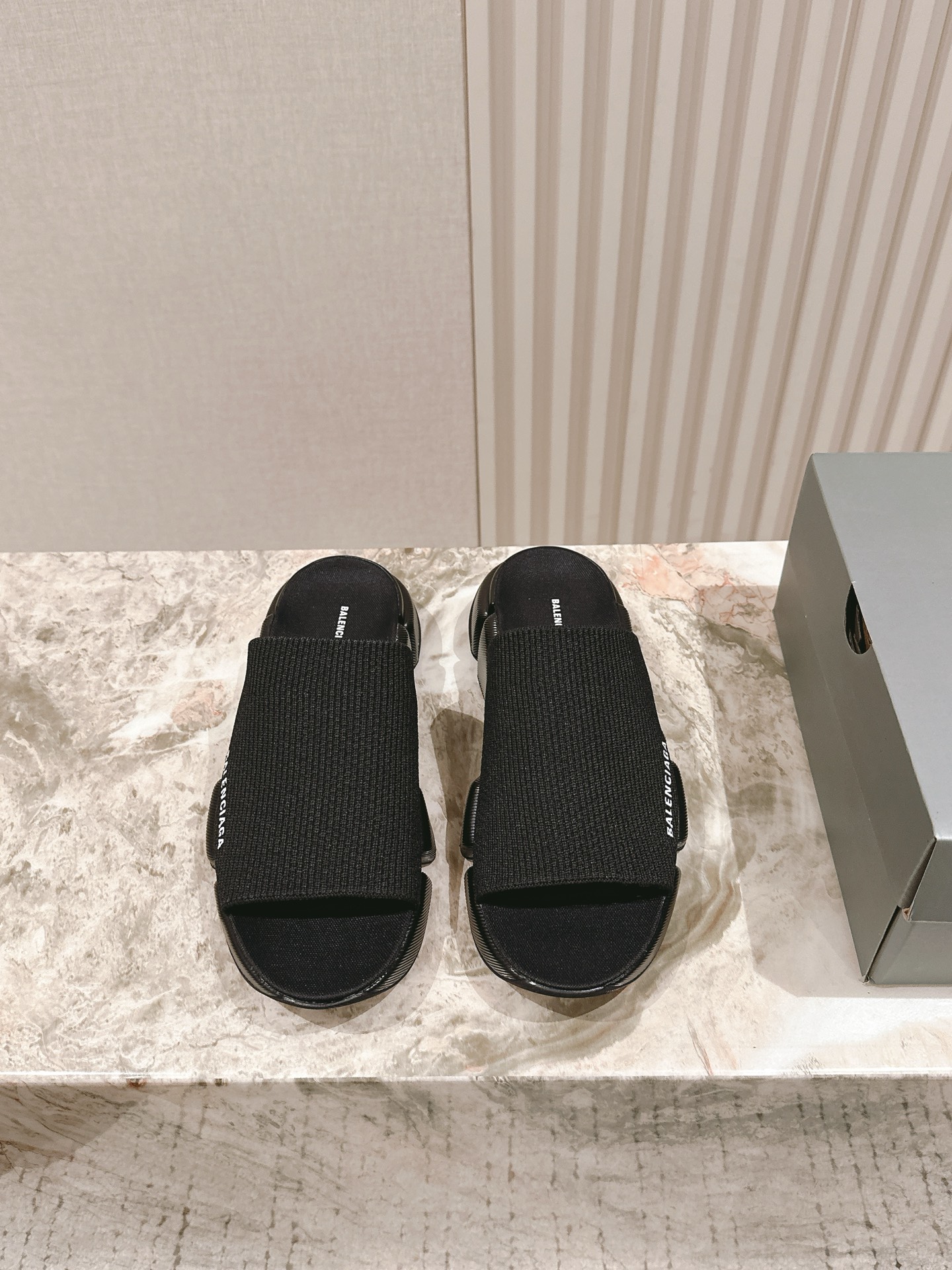 NO:388904,Couple style | 5 B* | Balenciaga's latest stretch knitted slippers!  Purchase level!  The latest top version of the counter is sock shoes. The upper is original slim and elastic socks; the hand-made glue-dropping process logo, the logo does not fade, and the original one-to-one model sole is ★Shoe size for women 35-40, men 39-46 ★Sole thickness 4cm, slippers, balenciaga, slippers, socks19860909情侣款| 5   B* | 巴黎世家最新弹力针织拖鞋！代购级别！ 专柜最新顶级版本大底袜子鞋 鞋面原版显瘦弹力袜；手工滴胶工艺Logo,Logo不掉色超级牢固 大底原版一比一楷模大底 ★鞋码女35-40 男39-46 ★ 底厚4cm,拖鞋,balenciaga,slippers,socks,Women's Shoes