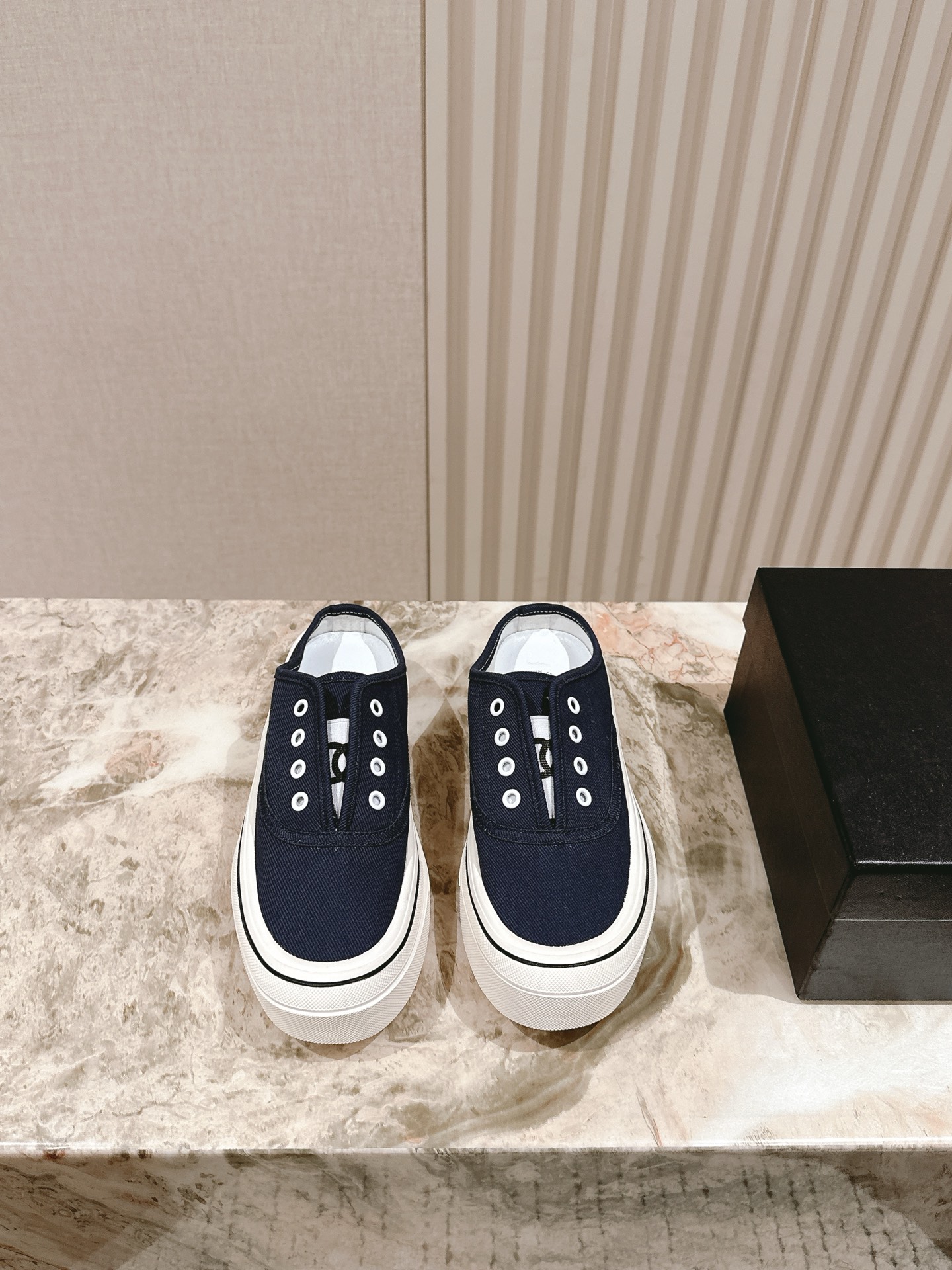 NO:388909,5 Chanel new arrival~ Spring and summer thick-soled height-enhancing canvas shoes, new products of Internet celebrities are popular to buy casual shoes, size 35-40 40 customized!  Full set of simultaneous gift boxes for counters!  ,Casual shoes/sports shoes,chanel,chanel,sneakers198609095 Chane…l 香奈儿new arrival～春夏厚底增高帆布鞋鞋新品网红火爆入手休闲鞋, size 35-40 40 定制！全套专柜同步礼盒包装！,休闲鞋/运动鞋,chanel,chanel,sneakers,Women's Shoes