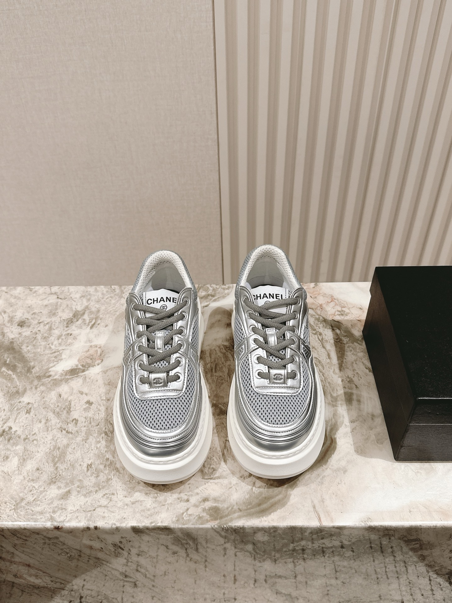 NO:388872,CHANE' Xiaoxiangjia 2025 new product series The latest gold and silver king upgrade version 2.0! Casual sports shoes, invincible and beautiful and easy to wear, very light, the inner lining is also super soft, super comfortable, the upper breathable design, the color matching is high-end and durable, versatile, cowhide, cowhide, cowhide, cowhide, cowhide, cowhide, 35-40, casual shoes/sports, chanel, chanel, alexander wang, sneakers, cowhide19860909CHANE'小香家2025新品系列 最新款金银大王升级2.0版本！休闲运动鞋 无敌漂亮又好穿 非常轻便,内里也是超级软,超级舒服,鞋面透气设计,配色高级耐看 百搭 鞋面牛皮加布面拼接 内里透气网布 原版发泡组合大底 码数35-40,休闲鞋/运动鞋,chanel,chanel,alexander wang,sneakers,cowhide,Women's Shoes