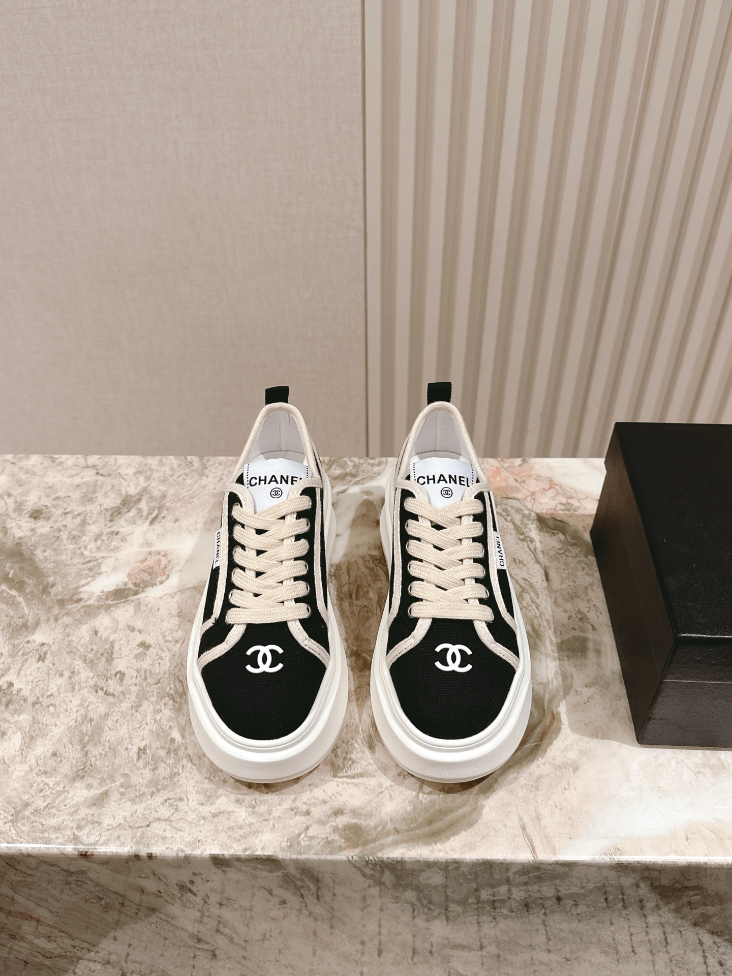 NO:388878,| 5 CHANE' Xiaoxiang classic casual bread sneakers are completely original one-to-one replica. The style is super positive. The latest and fashionable design. The feet are cool and fashionable. The upper is made of cowhide material. The inner material is pure sheepskin, Tpu open molded sole, the bottom thickness is 5.5cm Size 35-4040 Customized. Full set of counter synchronous gift box packaging!, Casual shoes/sports shoes, chanel, sneakers, cowhide, sheepskin19860909| 5  CHANE' 小香经典休闲面包运动鞋完全原版一比一复刻打造 版型超级正 最新时尚的设计 上脚又酷又时髦 鞋面选用 牛皮材质.内里材质纯羊皮,Tpu开模大底,底厚5.5cm  尺码35-4040 定制 全套专柜同步礼盒包装！,休闲鞋/运动鞋,chanel,sneakers,cowhide,sheepskin,Women's Shoes