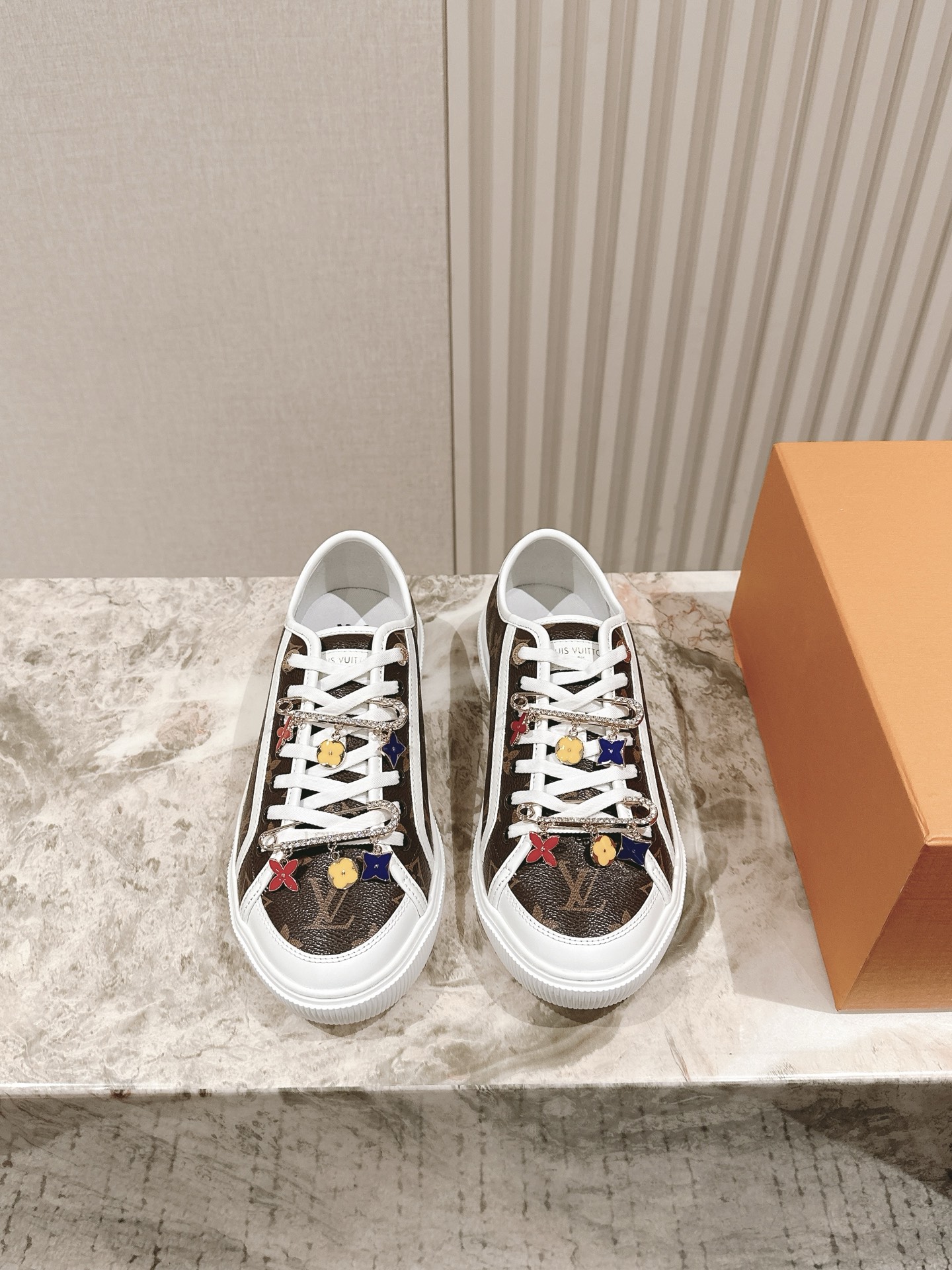 NO:409370,Accessories 50 # Louis Vuitton Spring/Summer 2025 New Runaway Printed Casual Denim Shoes!  Original 9060 purchased, disassembled copy, upgraded version of the counter, more coordinated vision and lighter feet!  Top-grade craftsmanship printed original buckle, the summer refreshing feeling is very versatile color can be selected to close your eyes!  Size 35-45 Couple model Full set of counter synchronous gift boxes!  , casual shoes/sports shoes, louis vuitton, sneakers19860909配饰50 # 路易威登2025春夏 New Runaway 印花休闲牛仔布鞋！原版9060 购入,拆卸copy,专柜老款升级版本,视觉更协调,脚感更轻盈！顶级工艺印花原版饰扣,上脚夏季清爽感十足百搭颜色可选闭眼入！ Size 35-45 情侣款 全套专柜同步礼盒装！,休闲鞋/运动鞋,louis vuitton,sneakers,Women's Shoes