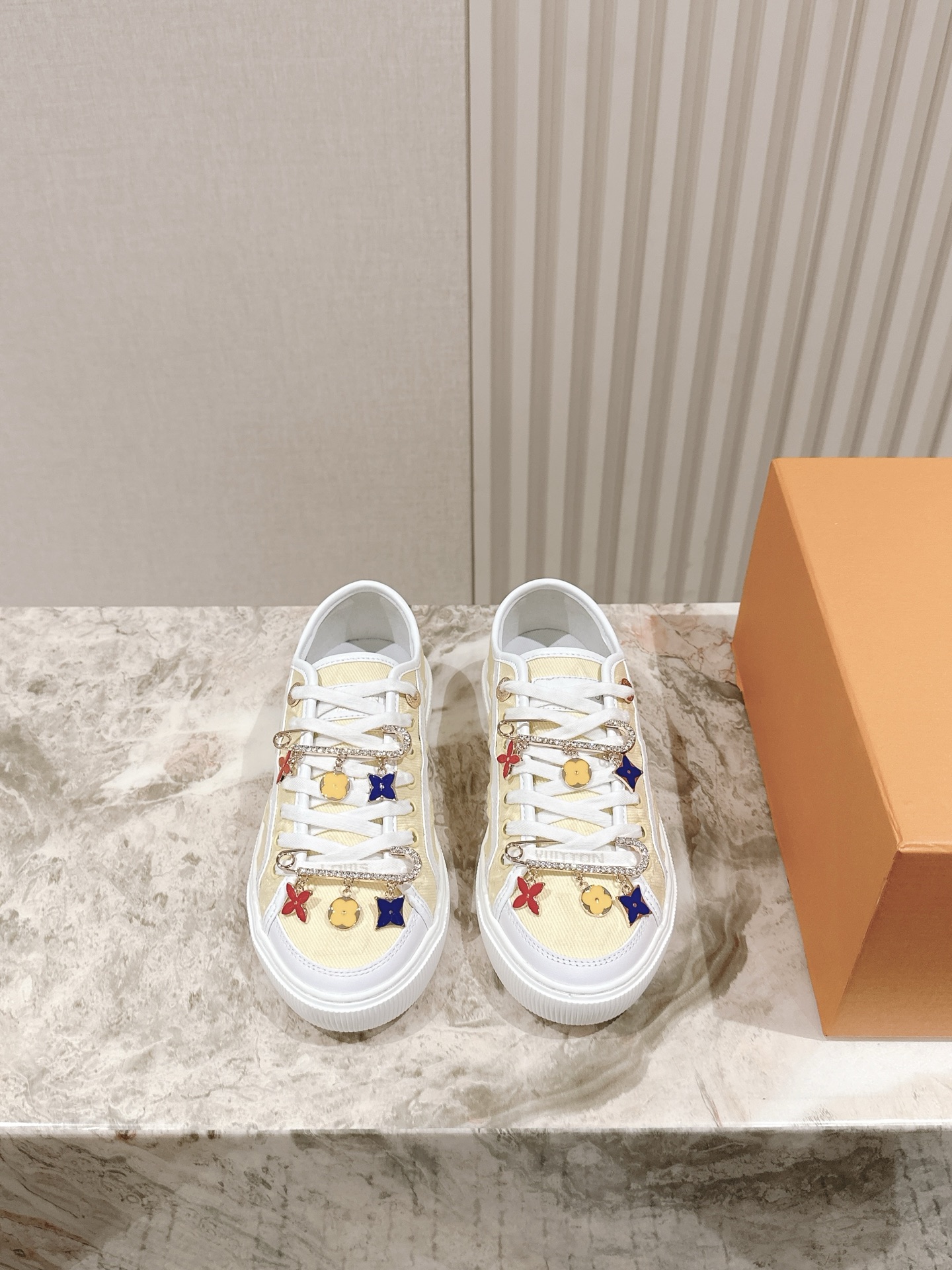 NO:388883,Couple style Men's 10 Accessories 50 # Louis Vuitton Spring and Summer 2025 New Runaway Printed Casual Denim Shoes!  Original 9060 purchased, disassembled copy, upgraded version of the counter, more coordinated vision and lighter feet!  Top-grade craftsmanship printed original buckle, the summer refreshing feeling is very versatile color can be selected to close your eyes!  Size 35-45 Couple model Full set of counter synchronous gift boxes!  , casual shoes/sports shoes, louis vuitton, sneakers19860909情侣款 男10 配饰50 # 路易威登2025春夏 New Runaway 印花休闲牛仔布鞋！原版9060 购入,拆卸copy,专柜老款升级版本,视觉更协调,脚感更轻盈！顶级工艺印花原版饰扣,上脚夏季清爽感十足百搭颜色可选闭眼入！ Size 35-45 情侣款 全套专柜同步礼盒装！,休闲鞋/运动鞋,louis vuitton,sneakers,Women's Shoes