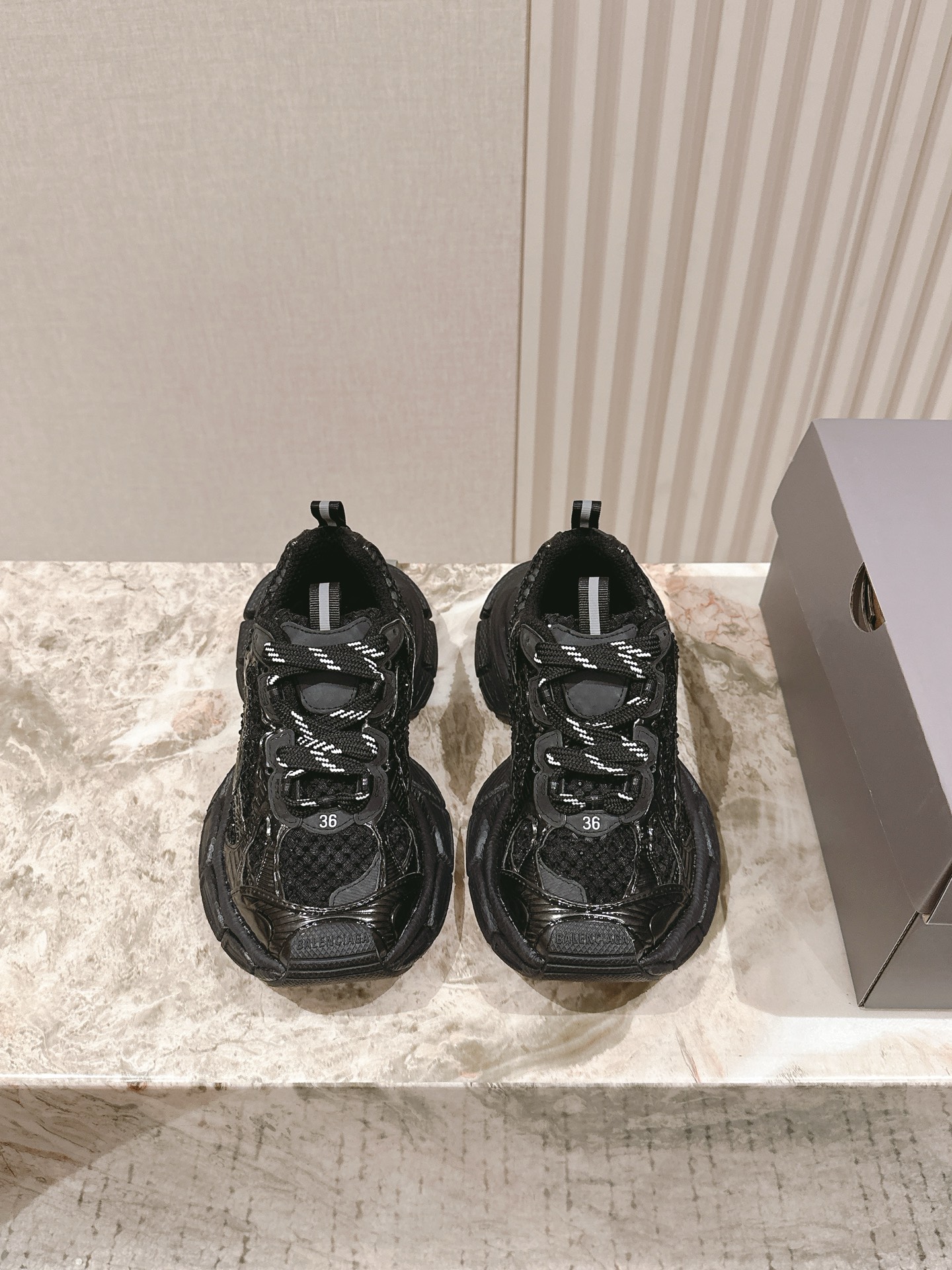 NO:392439,【官网】 # | 5 / Balenciaga flash 3xL and urnner hot diamond dad shoes shipped Continuing the trend of running shoes to make old dad shoes, the shoe body is made of polyester, nylon, TPU and polyurethane, both from the appearance and comfort and lightness, the heel is decorated with a webbing crotch, the outsole and the back are decorated with Balenciaga logo, the upper is decorated with unity sports icon art works, the tongue is decorated with 3B sports icon art works, the fabric inner foot pads, the foot is guaranteed to be satisfied, it is so cool!  Size 35-45M men and women, casual shoes/sports shoes, balenciaga, balenciaga, sneakers19860909【莞产】 # | 5 ／巴黎世家爆闪 3xL和urnner烫钻老爹鞋出货 延续潮流跑鞋做旧老爹鞋,鞋身由聚酯纤维、尼龙、 TPU 和聚氨酯制成,不管是从外观还是舒适轻盈度都更上一个台阶,后跟饰有织带拉裆,外底和后部饰以 Balenciaga 标识,鞋面饰以 unity sports icon 艺术作品,鞋舌饰以3B sports icon 艺术作品,织物内里垫脚,上脚保证你满意就是这么炫这么酷！ 码数35-45M 男女款,休闲鞋/运动鞋,balenciaga,balenciaga,sneakers,Women's Shoes