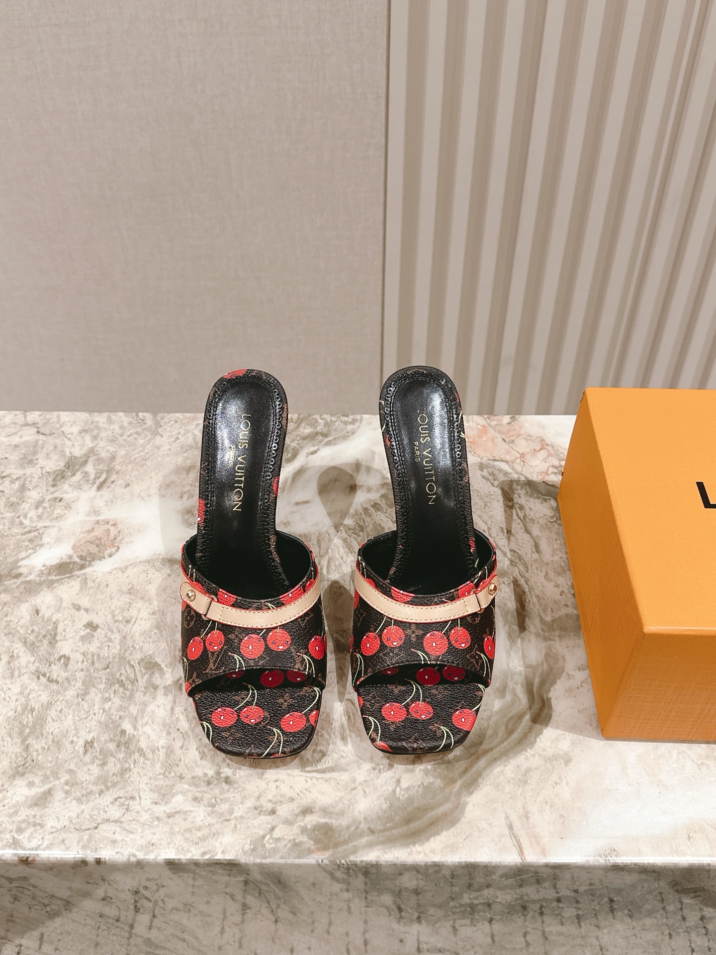 NO:392467,| 5 New arrival ~ LV spring and summer slippers are so outstanding!  Fashionable, sexy and comfortable, full of the full emotional value that beautiful summer shoes can give. The shoes are also very well-behaved and beautiful!  The upper is made of imported cowhide print, sheepskin inner lining, and genuine leather sole!  size 35-41 40 41 Customized Height 9.5cm Full set of counters are packaged simultaneously!  , high heels slippers, louis vuitton, louis vuitton, louis vuitton, high heels, slippers, cowhide, sheepskin, Leather soles19860909| 5 驴家早春新品 new arrival～LV春夏拖鞋,也太出彩了！时尚性感舒适,拉满了夏日美鞋能给的满分情绪价值.鞋的造型也很乖巧好看呀！ 鞋面选用进口牛皮印花,羊皮内里,真皮大底！ size 35-41 40 41定制 高度9.5cm 全套专柜同步包装！,高跟鞋拖鞋,louis vuitton,louis vuitton,louis vuitton,high heels,slippers,cowhide,sheepskin,Leather soles,Women's Shoes