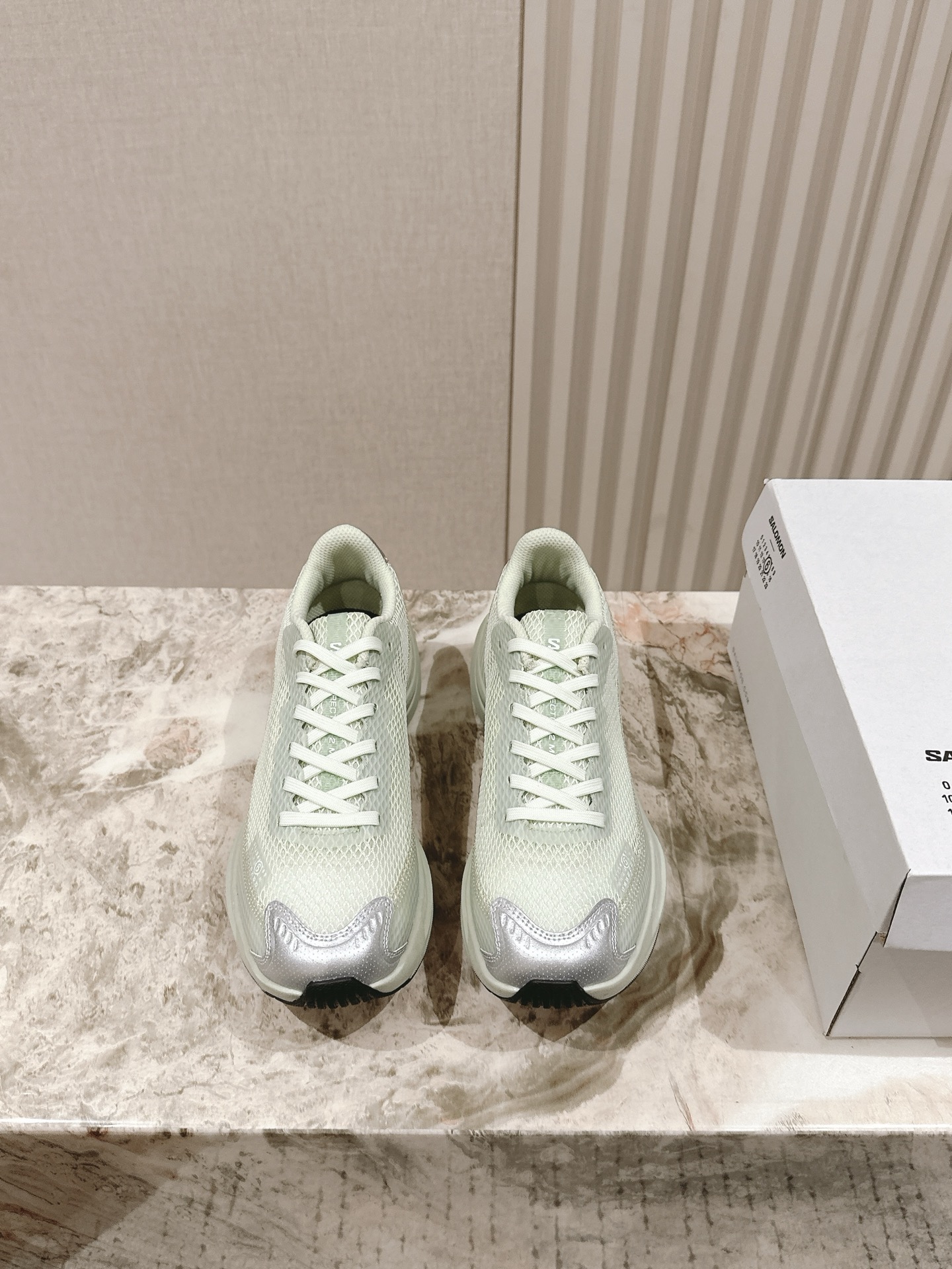 NO:392447,Men's 10 SALOMON XT WHISPER SALOMON*MM6 co-branded outdoor casual sneakers top version, a new interpretation focuses on its aerodynamic appearance, the iconic white and cream color bring urban style. The other pair is made of pure black to highlight the textured details. The iconic sneakers are refined into a new urban classic to bring silence to SALOMON. The original imported cowhide + breathable mesh. The inner original imported breathable mesh. The sole is original open mold-proof rubber outsole. The sole is 4CM Size. Women's 35-4040-45 men (40 custom-made, no return or exchange), casual shoes/sports shoes, masion margiela, sneakers, cowhide19860909男10 SALOMON XT WHISPER 萨洛蒙*MM6联名款户外 休闲 运动鞋 顶级版本,全新演绎的专注于其空气动力学的外观上,标志性白色与奶油色带来都市风格. 另一双则以纯粹的黑色打造,突出富质感的细节,标志性运动鞋被提炼为新的都市经典为 SALOMON 带来静谧气息 面料原版进口牛皮＋透气网面 内里原版进口透气网里 鞋底原版开模防滑橡胶大底 底厚4CM Size 女款35-4040-45男（40订做不退换）,休闲鞋/运动鞋,masion margiela,sneakers,cowhide,Women's Shoes