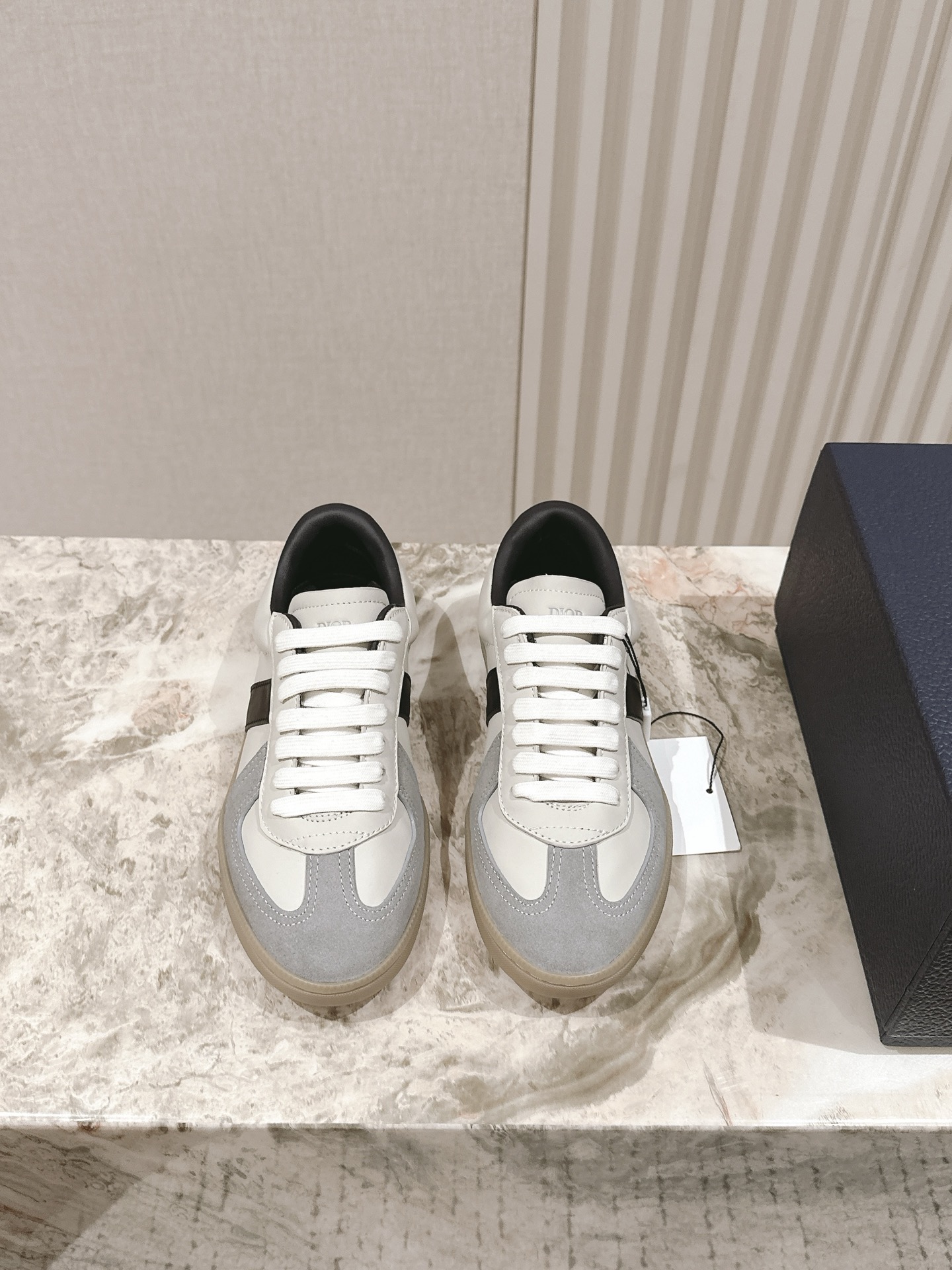 NO:392454,Couple style | 5 # Dior new one series of German training shoes, white shoes, casual sports shoes, board shoes, original purchase and development, making products This season's new Dior One sneakers are fashionable and modern, showing the exquisite craftsmanship of Dior. They are carefully crafted from white cowhide, paired with Oblique printed hollow inserts, unique. The innersole is decorated with stars and the tongue is decorated with Christian Dior PARIS logo. It can be matched with various casual items this season, highlighting the fashionable look Original custom-made head-layer cowhide fabric Imported breathable net inner lining Original open mold two-color TPU outsole Size: 35-45 couples, casual shoes/sports shoes, dior, dior, sneakers, cowhide19860909情侣款 | 5 # 迪奥新款one系列德训鞋 小白鞋 休闲 运动鞋 板鞋 原版购入开发 做货 本季新款 Dior One 运动鞋时尚现代,彰显 Dior 的精湛工艺.采用白色牛皮革精心制作,搭配 Oblique 印花效果镂空镶片,别具一格.内底饰以星星,鞋舌饰以Christian Dior PARIS标志.可与本季各式休闲单品搭配,为时尚造型亮丽点睛 原版定制头层牛皮面料 进口透气网内里 原版开模双色TPU大底Size: 35-45情侣款,休闲鞋/运动鞋,dior,dior,sneakers,cowhide,Women's Shoes