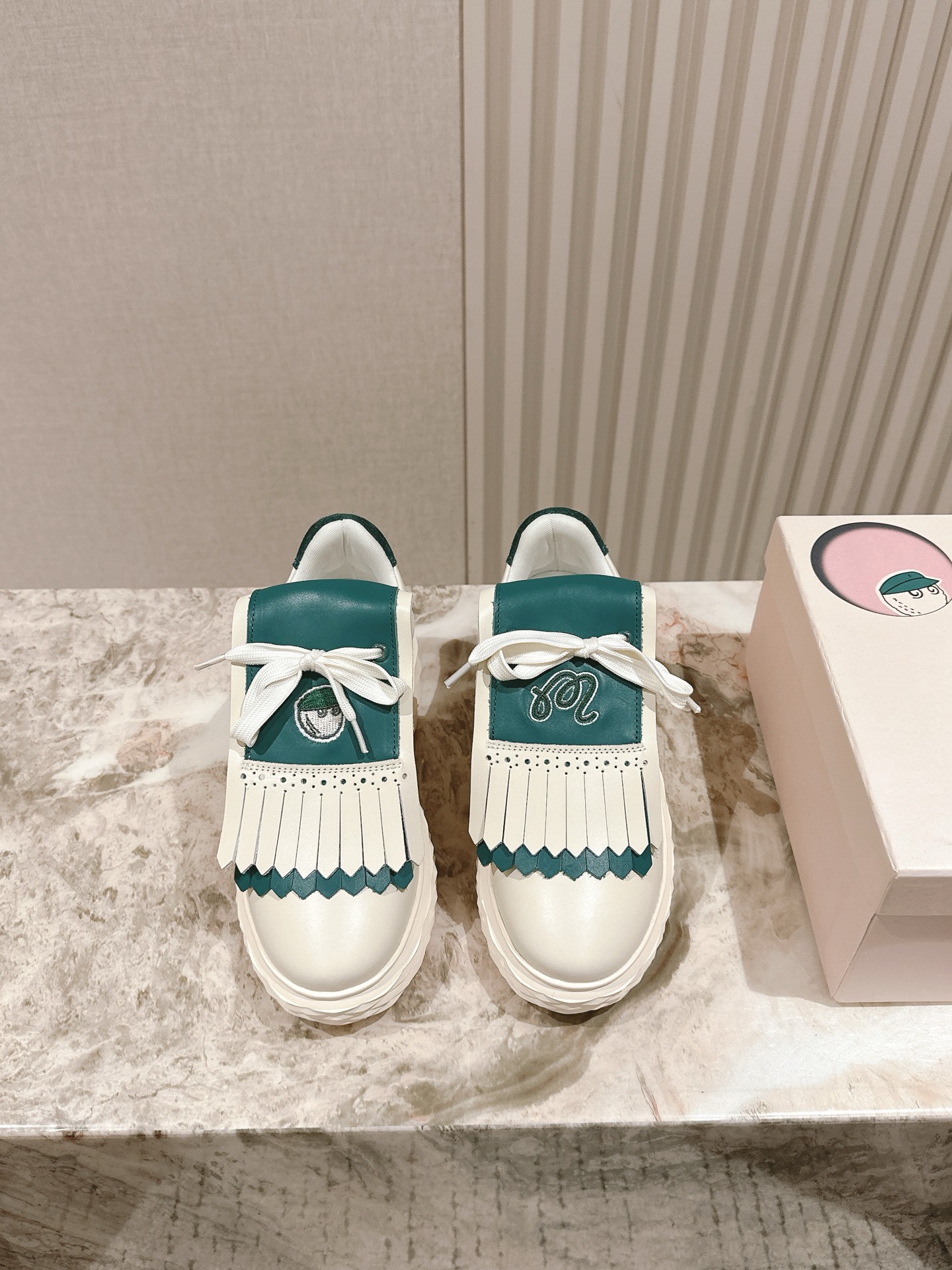 NO:392371,| 5 Jimmy Choo* latest casual shoes, counter main series!  Purchase level!  The fabric uses the original consistent cowhide Velcro embroidery technology, and the pearl embroidery and diamond technology with JC elements, and a series of combinations!  Super comfortable to wear!  Top-notch sheepskin inside!  The bottom is the original TPU big bottom with 35-40 codes, standard size, and a full set of counters simultaneously packaging!  , casual shoes/sports slippers, jimmy choo, sneakers, slippers, cowhide, sheepskin19860909| 5 Jimmy Choo*最新休闲鞋,专柜主打系列！代购级别！面料选用原版一致牛皮魔术贴刺绣工艺,搭配jc元素的珍珠刺绣襄钻工艺,绝绝子的系列组合！上脚超级舒适！内里顶级羊皮！ 大底是原版开模TPU大底 码数35-40码,标准尺码 全套专柜同步包装！,休闲鞋/运动鞋拖鞋,jimmy choo,sneakers,slippers,cowhide,sheepskin,Women's Shoes