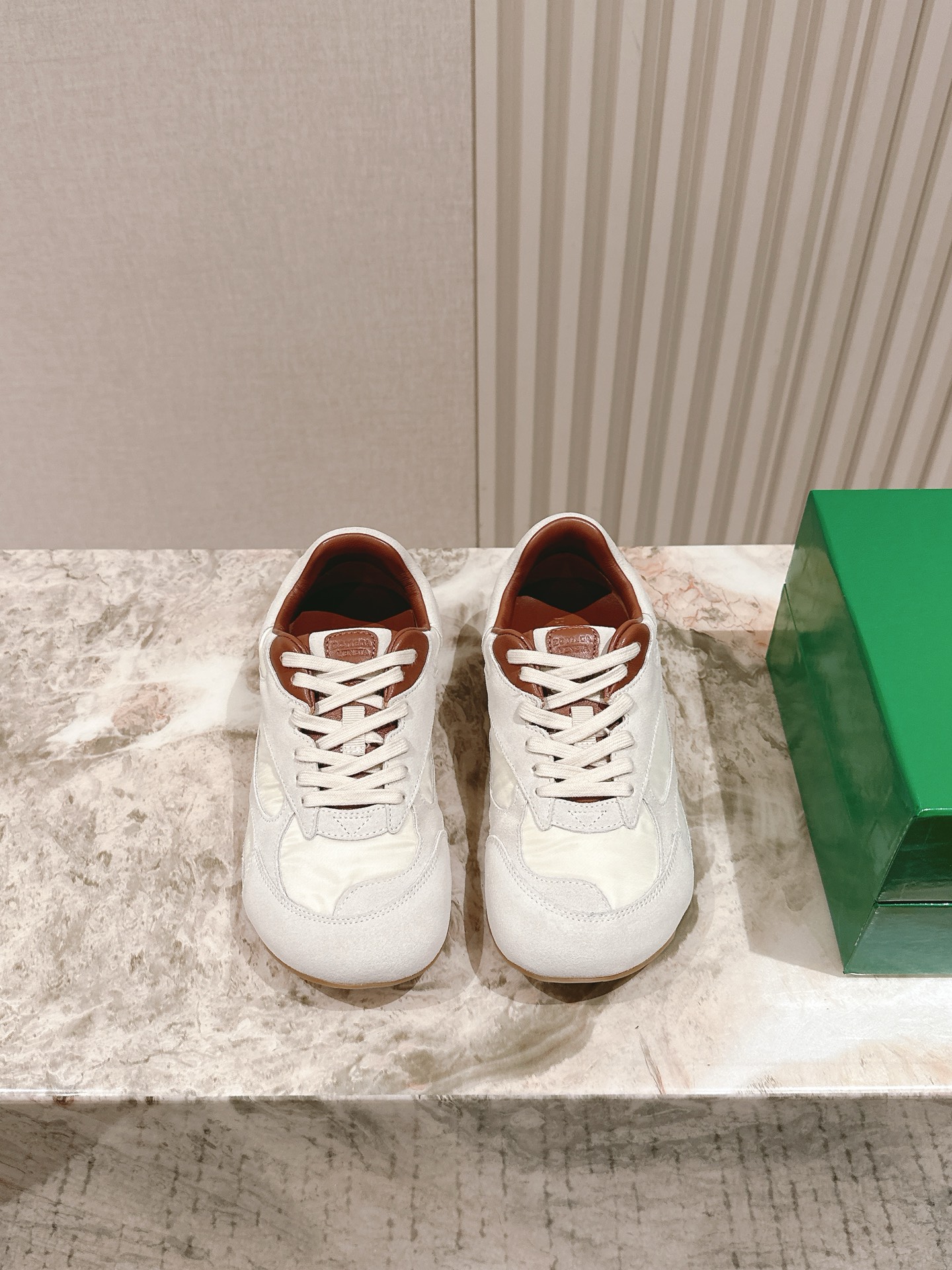 NO:392406,Women's 279 men's couple's BV Latest Dexun Forrest Gump shoes Wang Yibo same model uses lightweight technology mesh fabric. It is designed with geometric patterns. The rubber outsole is designed. The Wangfen series. Identify the bagging process. The actual height is much higher, and the legs are still thin. Very nice, playable and resistant to make-up version. The bagging shoe technology. Identify the high version. The outsole uses color-blocking TPU outsole. Women's model. 35-41 (40 41 customization) Men's model. 39-45 (45 size customization) Configure the original bag, casual shoes/sports shoes, bottega veneta, sneakers19860909女279男情侣款 BV 最新德迅阿甘鞋 王一博 同款 采用轻质科技网布面料.搭配几何图案设计橡胶外底. 王炸系列 认准套包工艺 实际增高很多哦,还是一样显腿细 非常nice耐玩耐造对标对版 套包鞋工艺 认准高版本 大底选用拼色TPU大底 女款 35-41（40 41定制） 男款 39-45(45码定制) 配置原版包,休闲鞋/运动鞋,bottega veneta,sneakers,Women's Shoes