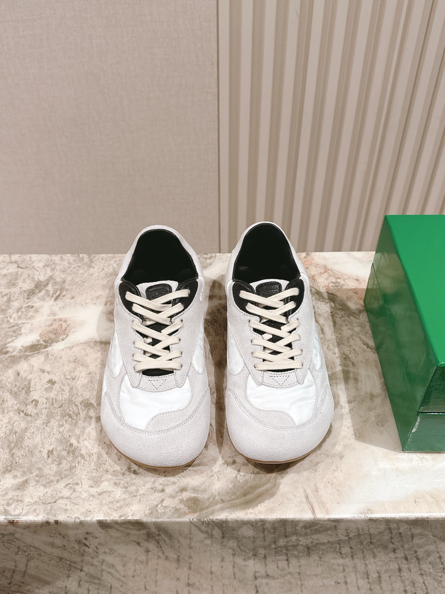 NO:392414,Women's 279 men's couple's BV Latest Dexun Forrest Gump shoes Wang Yibo same model uses lightweight technology mesh fabric. It is designed with geometric patterns. The rubber outsole is designed. The Wangfen series is accurate. The bagging process is actually increased a lot, and the legs are still thin. It is very nice, playable and resistant to make-up version. The bagging shoe technology is accurate. The outsole is selected for color-blocking TPU outsole. Women's model 35-41 (40 41 customization) Men's model 39-45 (45 size customization) Configure original packaging, casual shoes/sports shoes, bottega veneta, sneakers19860909女279男情侣款 BV 最新德迅阿甘鞋 王一博 同款 采用轻质科技网布面料.搭配几何图案设计橡胶外底. 王炸系列 认准套包工艺 实际增高很多哦,还是一样显腿细 非常nice耐玩耐造对标对版 套包鞋工艺 认准高版本 大底选用拼色TPU大底 女款 35-41（40 41定制） 男款 39-45(45码定制) 配置原版包装,休闲鞋/运动鞋,bottega veneta,sneakers,Women's Shoes