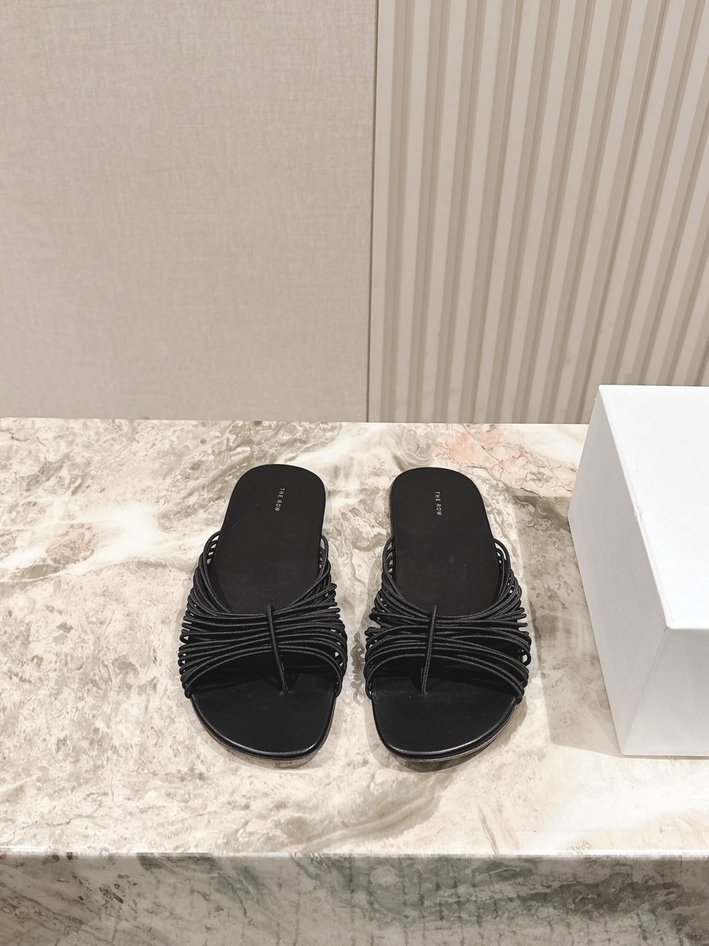 NO:392387,The Row niche trendy brand, 25ss spring and summer new style, Roman mesh rope, slippers, I fell in love with this shoe at first sight, with a little retro flavor and casual match, sexy and charming!  It is always minimalist style, without any logo embellishment, simple is high-end. This style is quite inclusive. The imported cowhide is ductile, so you can wear it if you are a little thinner or a little fleshy. It has a very good wrapping ability, and it will fit more and not be swept very comfortably. The upper uses original imported mesh rope, inner foot pad mixed-bred sheepskin, original custom Italian leather sole, Size35-40 (40 custom made without return and exchange), slippers, slippers, cowhide, sheepskin, Leather soles19860909The Row 小众潮牌 25ss春夏新款 罗马网绳 拖鞋 第一眼看到这个鞋子就爱上了,带点复古味随性搭配性感迷人好看！一贯极简风格,没有任何logo点缀,简单即是高级 这一款包容性挺广的,材质进口牛皮本身就有延展性所以瘦一点还是肉一点的脚都能穿 它的包裹性很好,走起来会更贴合不会甩很舒适. 鞋面采用原版进口网绳 内里垫脚混种羊皮 鞋底原版定制意大利真皮大底 Size35-40（40订做不退换）,拖鞋,slippers,cowhide,sheepskin,Leather soles,Women's Shoes