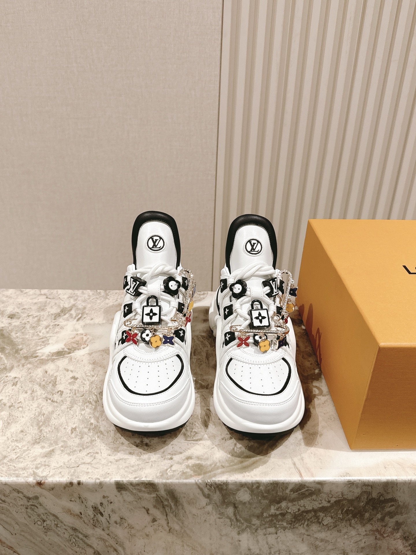 NO:392370,New upgraded version of 50 buttons | 5 LV Archlight series new arch bridge dad shoes, Di Lieba, Zhong Chuxi, and Song Yanfei are all loyal fans of dad shoes ~ The 2025 early spring new product series has added more color details, and the girl is full of heart!  Showing your youthful vitality, your daily outfits are super eye-catching. The new mesh is really beautiful!  It's so beautiful that I can't take my eyes off!  The classic arch design has always been called a beautiful leg artifact!  Absolutely man-friendly, the upper is consistent with cowhide, wear-resistant, and the original mold-opening TPU is a long-lasting TPU, shock-absorbing and wear-resistant, with excellent rebound force, and it looks slim and light and comfortable!  Increase height 5cm Size35-40 Full set of packaging 40 size customization without return or replacement, casual shoes/sports shoes, louis vuitton, sneakers, cowhide19860909扣子50全新升级版| 5  LV Archlight系列新款拱桥老爹鞋 迪丽热巴 钟楚曦 宋妍霏都是老爹鞋的忠实粉丝 ～2025早春新品系列加入了更多配色细节,少女心爆棚！尽显青春活力,日常穿搭超级抢眼.新增网面,实在太好看！美到移不开眼！经典的拱形设计,一向被称之为美腿神器！绝对的人手必备 鞋面原版一致牛皮,耐穿耐磨 大底原版开模TPU,减震耐磨,回弹力超好,上脚巨显瘦.轻盈舒适！增高5cm Size35-40 全套包装 40码定制不退不换,休闲鞋/运动鞋,louis vuitton,sneakers,cowhide,Women's Shoes