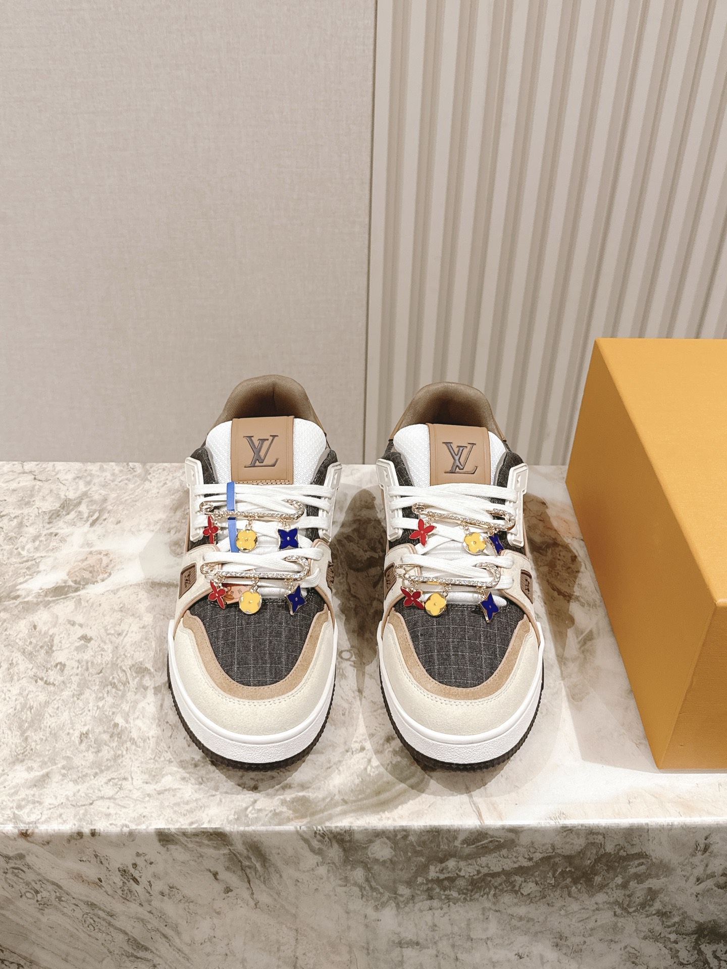 NO:392380,50 buttons, couples style, LV purchasing grade new colors are available in stock!  Classic Donkey Family full series!  LVTrainer PVC sneakers, every style and color matching is great!  Trainer's feet feel really good, full of surprises and silver updates, and Xiaohongshu Internet celebrity couples are starting to show!  The fabric is made of the same material as the original, and the original version compares each detail one by one!  Various leather TPU cloths, super complex splicing, TPU original bottom, purchasing level, not ordinary material!  The number of codes for women 35-40, male 38-45, the delivery counter is synchronized with full packaging!  , casual shoes / sneakers, louis vuitton, louis vuitton, louis vuitton, louis vuitton, sneakers19860909扣子50 情侣款 LV代购级新色现货供应！经典驴家全系列！LVTrainer PVC 运动鞋, 每个款式配色都很赞！Trainer的脚感真的非常不错,惊喜满满银色不断更新,小红书网红情侣纷纷开秀！ 面料选用原版完全一样材质做工细节,原版一比一对比每个细节！各种皮面TPU 布 超复杂拼接 TPU原版大底,代购级别,不是普通材质哦！ 码数女35-40 男38-45 配送专柜同步全套包装！,休闲鞋/运动鞋,louis vuitton,louis vuitton,louis vuitton,sneakers,Women's Shoes