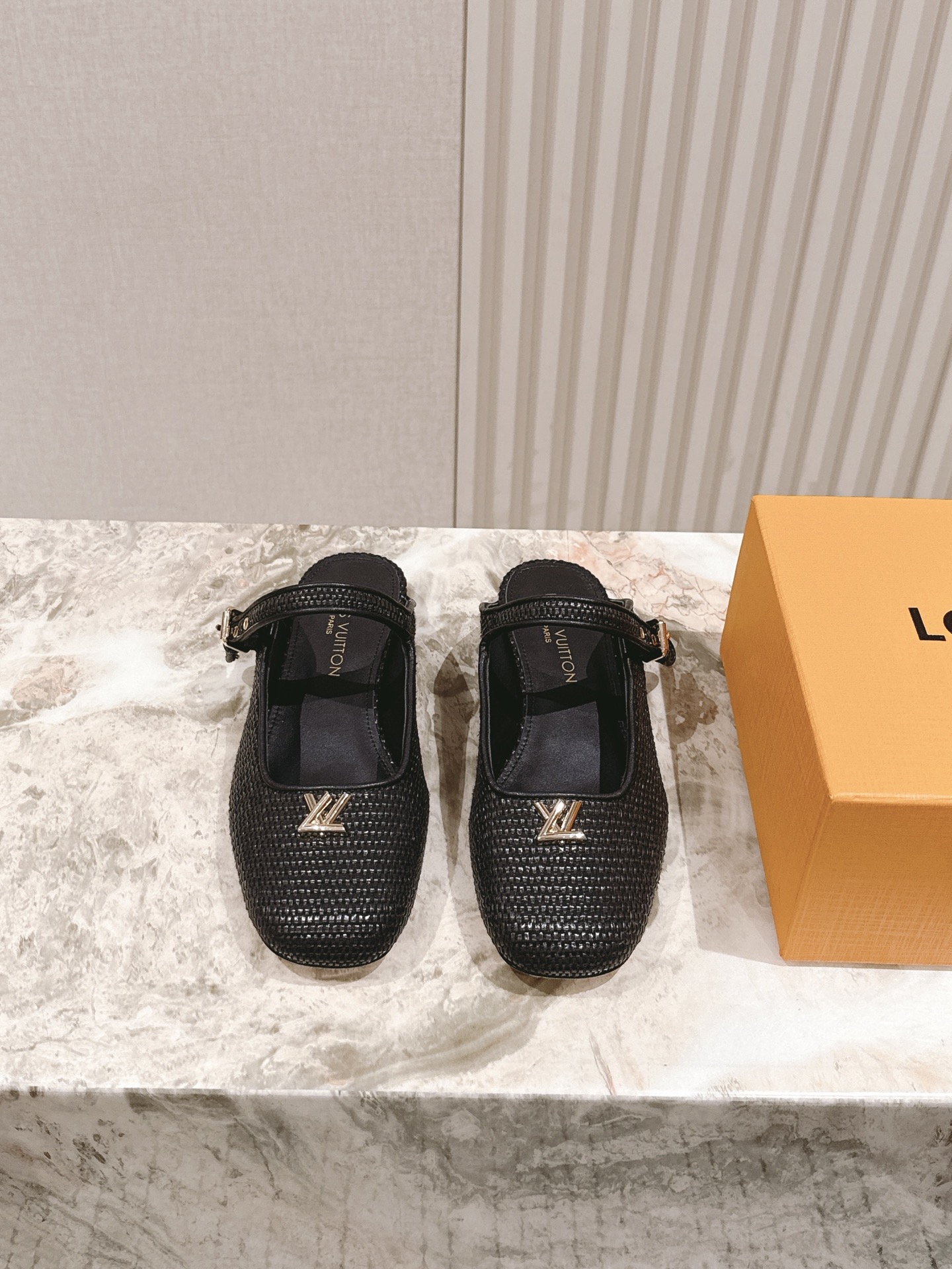 NO:392377,| 5 New arrivalal new arrival~LV twine shoes for the early spring, too outstanding!  Fashionable, sexy and comfortable, full of the full emotional value that beautiful summer shoes can give. The shoes are also very well-behaved and beautiful!  The upper is made of original special materials, sheepskin inner lining, natural cowhide sole size 35-41 40 41 Customized, and the full set of counters is packaged simultaneously!  , semi-drag, louis vuitton, louis vuitton, louis vuitton, cowhide, sheepskin19860909| 5 驴家早春新品 new arrival～LV麻绳鞋,也太出彩了！时尚性感舒适,拉满了夏日美鞋能给的满分情绪价值.鞋的造型也很乖巧好看呀！ 鞋面选用原版特殊材料,羊皮内里,本色牛皮底 size 35-41 40 41定制 全套专柜同步包装！,半拖,louis vuitton,louis vuitton,louis vuitton,cowhide,sheepskin,Women's Shoes