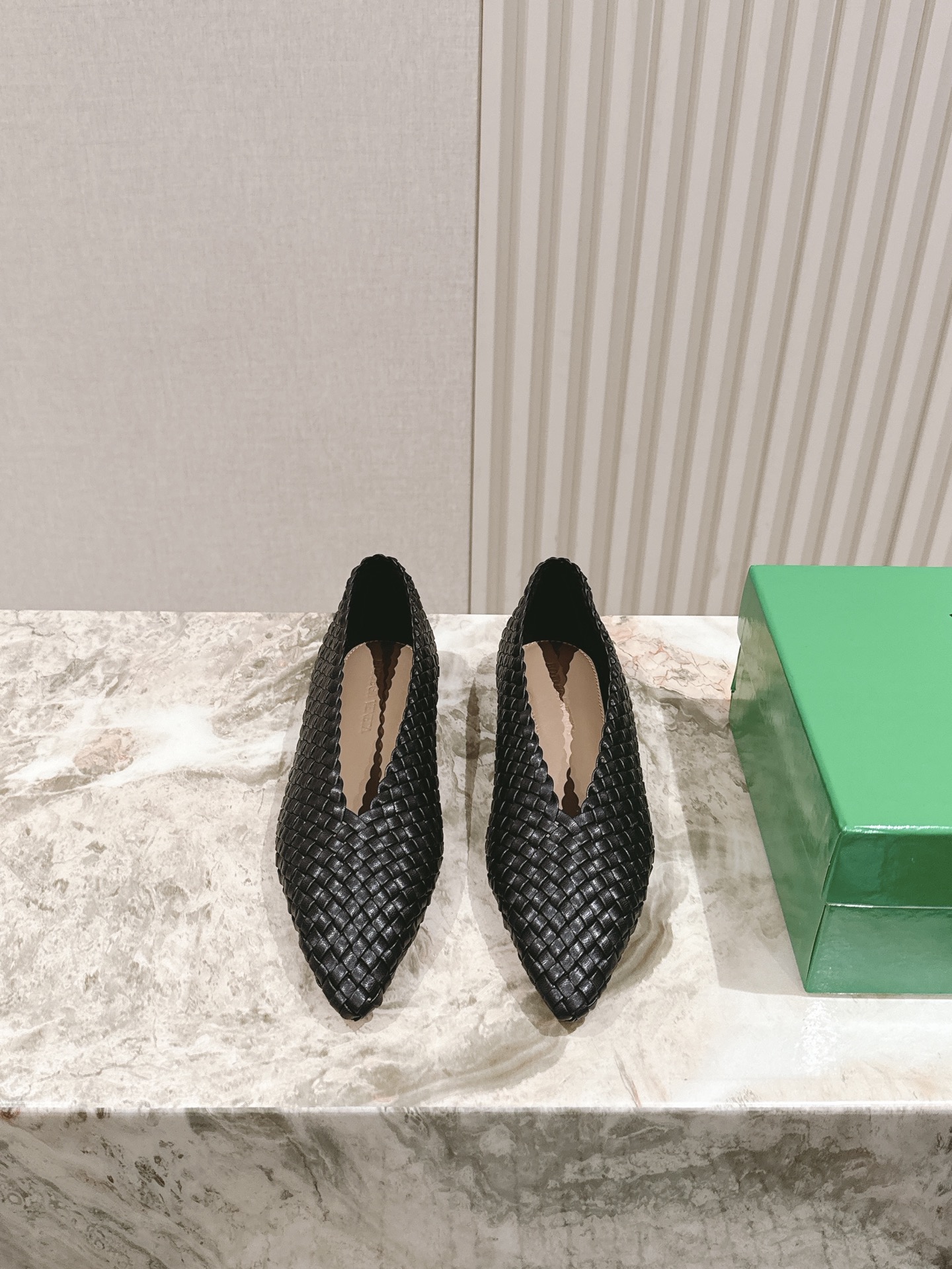 NO:402211,Weaving Sheepskin surface, hand-woven without seams, BV Sofia Flat-sole hand-woven, series single shoes, 5mm level, woven single shoes, genuine leather hand-woven This classic model is simply bv's latest ceiling, four colors, versatile, simple piece of leather 5mm pull strips, hand-woven, high-end, comfortable, footbed sheepskin inner comfortable, high-end, Italian leather outsole & injection rubber process, light dyeing process, benchmarking, original packaging, shoe bags adopt glue logo process, market top end, hot melt glue toe, heel, easy to rebound and not deform, upper line is selected from Italian computer needle truck, fine workmanship, number of 35 36 37 38 39 40 41 42 (40 41 42  Customized), sandals and single shoes, bottega veneta, sandals, sheepskin, Leather soles19860909编织 羊皮面 一体手编织无接缝 BV Sofia 平底手工一体编织 系列单鞋5 毫米级 编织单鞋 真皮手工编织 这款经典款 简直bv最新天花板啦 四色 彩色百搭 简约一块皮5 毫米抽条  手工编织而成 高档舒适 垫脚羊皮内里舒适高端 大底选用意大利真皮大底&注塑橡胶工艺 运用轻染工艺 对标对版 选用原版包装  鞋子布袋采用印胶logo工艺 市场最高端  采用热熔胶定型鞋头 后跟 易回弹不变形 鞋面车线选用意大利电脑针车 做工精细  码数35 36 37 38 39 40 41 42 （40 41 42 定制）,凉鞋单鞋,bottega veneta,sandals,sheepskin,Leather soles,Women's Shoes