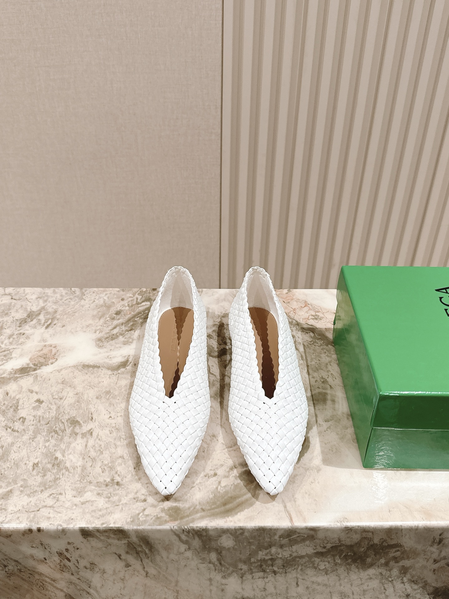 NO:409409,BV flat-sole hand-woven series single shoes, genuine leather hand-woven, the outsole is made of Italian leather outsole & injection rubber technology, light dyeing technology, benchmarking and version size: 35-42 (40 41 42 customized), single shoes, bottega veneta, Leather soles19860909BV 平底手工一体编织系列单鞋 真皮手工编织 大底选用意大利真皮大底&注塑橡胶工艺 运用轻染工艺 对标对版 码数:35-42（40 41 42 定制）,单鞋,bottega veneta,Leather soles,Women's Shoes