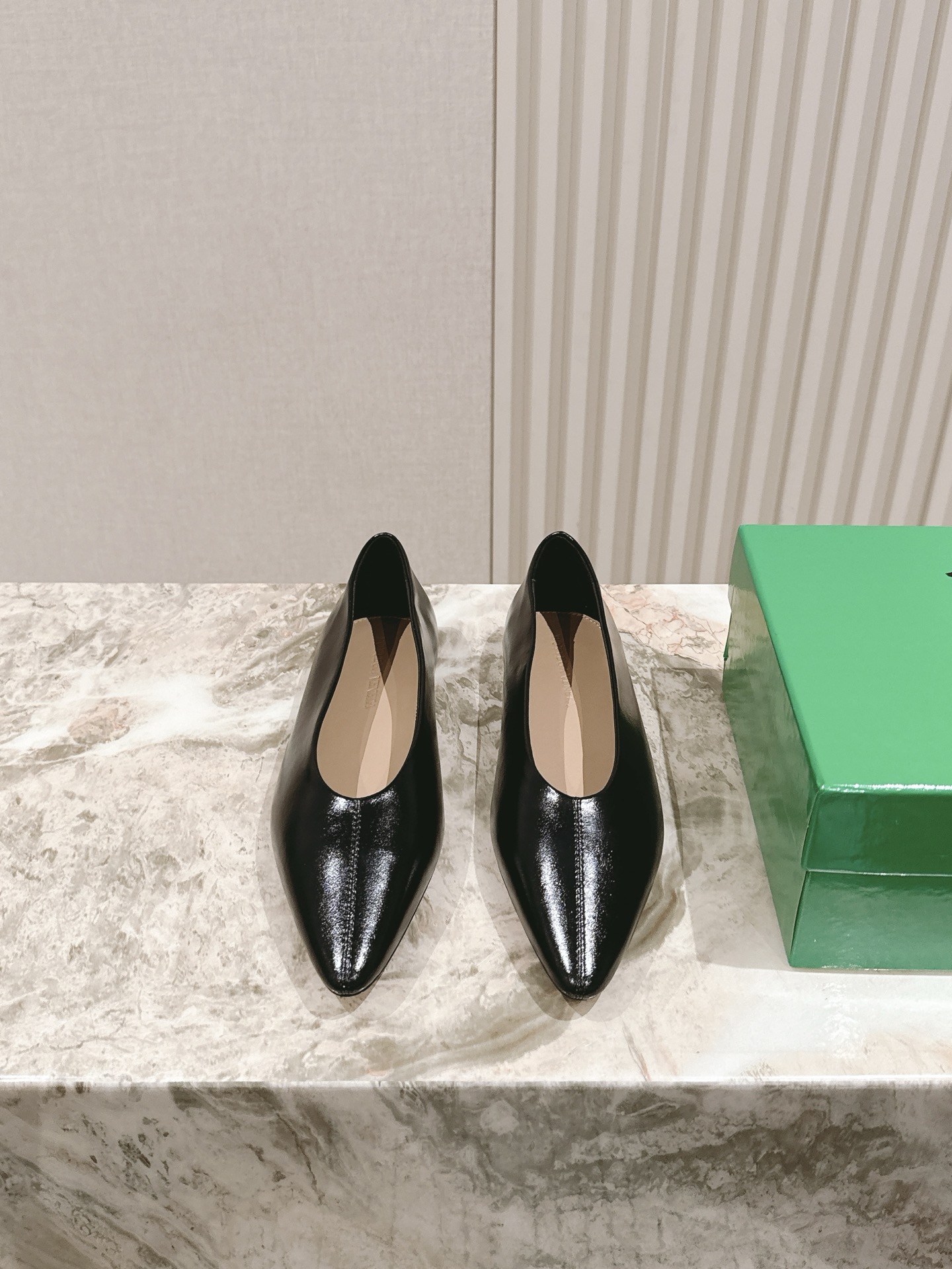 NO:402205,Weaving Sheepskin surface, hand-woven without seams, BV Sofia Flat-sole hand-woven, series single shoes, 5mm level, woven single shoes, genuine leather hand-woven This classic model is simply bv's latest ceiling, four colors, versatile, simple piece of leather 5mm pull strips, hand-woven, high-end, comfortable, footbed sheepskin inner comfortable, high-end, Italian leather outsole & injection rubber process, light dyeing process, benchmarking, original packaging, shoe bags adopt glue logo process, market top end, hot melt glue toe, heel, easy to rebound and not deform, upper line is selected from Italian computer needle truck, fine workmanship, number of 35 36 37 38 39 40 41 42 (40 41 42  Customized), sandals and single shoes, bottega veneta, sandals, sheepskin, Leather soles19860909编织 羊皮面 一体手编织无接缝 BV Sofia 平底手工一体编织 系列单鞋5 毫米级 编织单鞋 真皮手工编织 这款经典款 简直bv最新天花板啦 四色 彩色百搭 简约一块皮5 毫米抽条  手工编织而成 高档舒适 垫脚羊皮内里舒适高端 大底选用意大利真皮大底&注塑橡胶工艺 运用轻染工艺 对标对版 选用原版包装  鞋子布袋采用印胶logo工艺 市场最高端  采用热熔胶定型鞋头 后跟 易回弹不变形 鞋面车线选用意大利电脑针车 做工精细  码数35 36 37 38 39 40 41 42 （40 41 42 定制）,凉鞋单鞋,bottega veneta,sandals,sheepskin,Leather soles,Women's Shoes