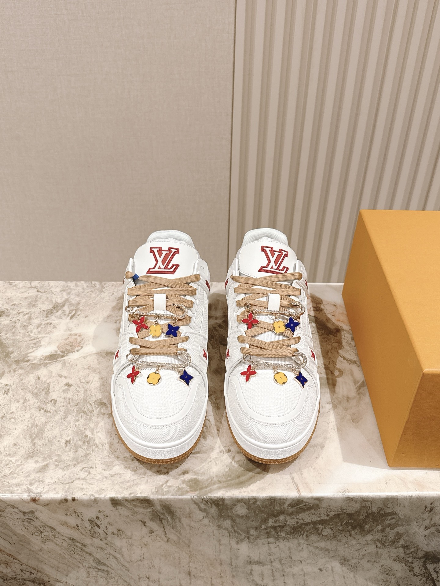 NO:409379,50 buttons, couples style, LV purchasing grade new colors are available in stock!  Classic Donkey Family full series!  LVTrainer PVC sneakers, every style and color matching is great!  Trainer's feet feel really good, full of surprises and silver updates, and Xiaohongshu Internet celebrity couples are starting to show!  The fabric is made of the same material as the original, and the original version compares each detail one by one!  Various leather TPU cloths, super complex splicing, TPU original bottom, purchasing level, not ordinary material!  The number of codes for women 35-40, male 38-45, the delivery counter is synchronized with full packaging!  , casual shoes / sneakers, louis vuitton, louis vuitton, louis vuitton, louis vuitton, sneakers19860909扣子50 情侣款 LV代购级新色现货供应！经典驴家全系列！LVTrainer PVC 运动鞋, 每个款式配色都很赞！Trainer的脚感真的非常不错,惊喜满满银色不断更新,小红书网红情侣纷纷开秀！ 面料选用原版完全一样材质做工细节,原版一比一对比每个细节！各种皮面TPU 布 超复杂拼接 TPU原版大底,代购级别,不是普通材质哦！ 码数女35-40 男38-45 配送专柜同步全套包装！,休闲鞋/运动鞋,louis vuitton,louis vuitton,louis vuitton,sneakers,Women's Shoes