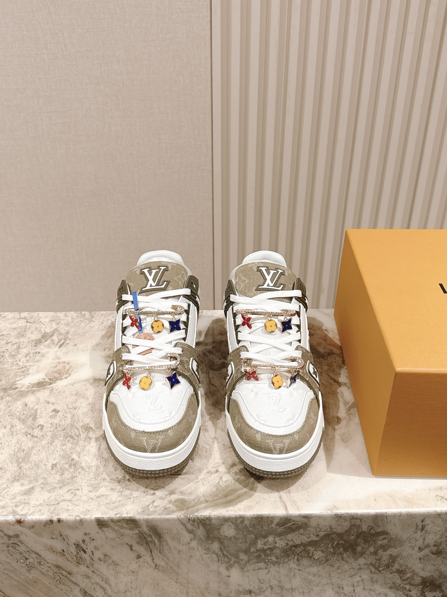 NO:392381,50 buttons, couples style, LV purchasing grade new colors are available in stock!  Classic Donkey Family full series!  LVTrainer PVC sneakers, every style and color matching is great!  Trainer's feet feel really good, full of surprises and silver updates, and Xiaohongshu Internet celebrity couples are starting to show!  The fabric is made of the same material as the original, and the original version compares each detail one by one!  Various leather TPU cloths, super complex splicing, TPU original bottom, purchasing level, not ordinary material!  The number of codes for women 35-40, male 38-45, the delivery counter is synchronized with full packaging!  , casual shoes / sneakers, louis vuitton, louis vuitton, louis vuitton, louis vuitton, sneakers19860909扣子50 情侣款 LV代购级新色现货供应！经典驴家全系列！LVTrainer PVC 运动鞋, 每个款式配色都很赞！Trainer的脚感真的非常不错,惊喜满满银色不断更新,小红书网红情侣纷纷开秀！ 面料选用原版完全一样材质做工细节,原版一比一对比每个细节！各种皮面TPU 布 超复杂拼接 TPU原版大底,代购级别,不是普通材质哦！ 码数女35-40 男38-45 配送专柜同步全套包装！,休闲鞋/运动鞋,louis vuitton,louis vuitton,louis vuitton,sneakers,Women's Shoes