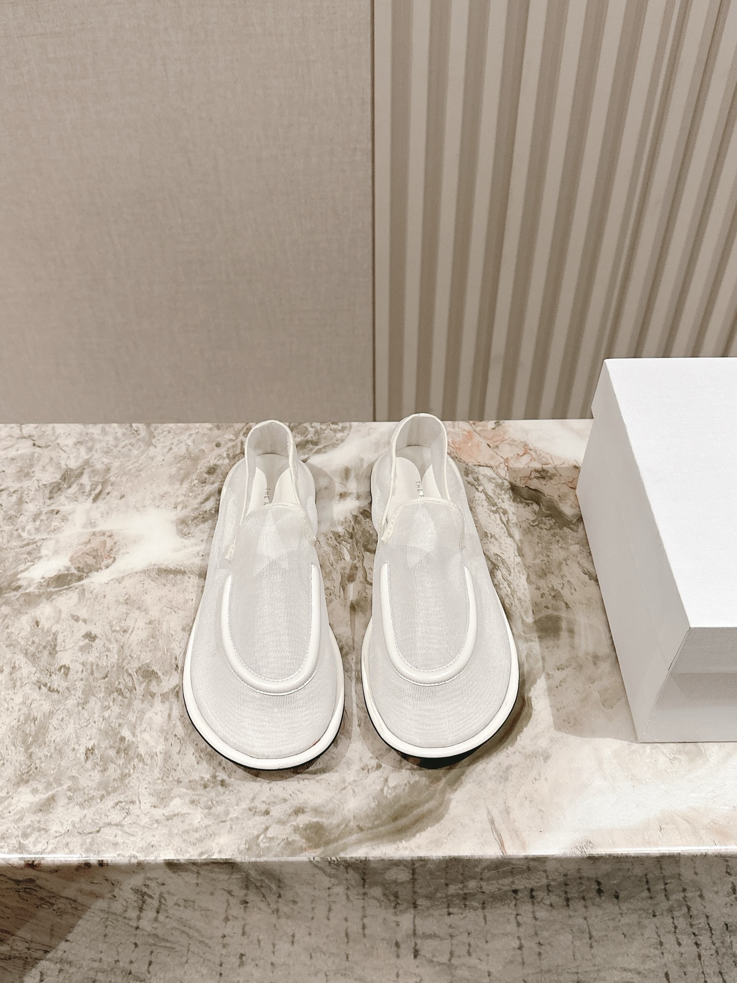 NO:392395,The row | 5 new mesh breathable and one-stop pedal, you can always believe the row, minimalist and retro are synonyms for them. As simple as ever, it has a sense of design, simple and smooth lines, and full of details. One-size-fitting mesh, sheepskin lining, pair of genuine leather soles, size 35-39# (40# custom made without return), ballet shoes, sheepskin, Leather soles19860909The row | 5 新款网纱透气一脚蹬,你可以永远相信the row ,极简、复古是他们的代名词一如既往的简单,有设计感,线条简洁流畅,细节满满,一比一定制网纱,羊皮内里,对版真皮大底,尺码35-39#（40#订做不退换）,芭蕾舞鞋,sheepskin,Leather soles,Women's Shoes