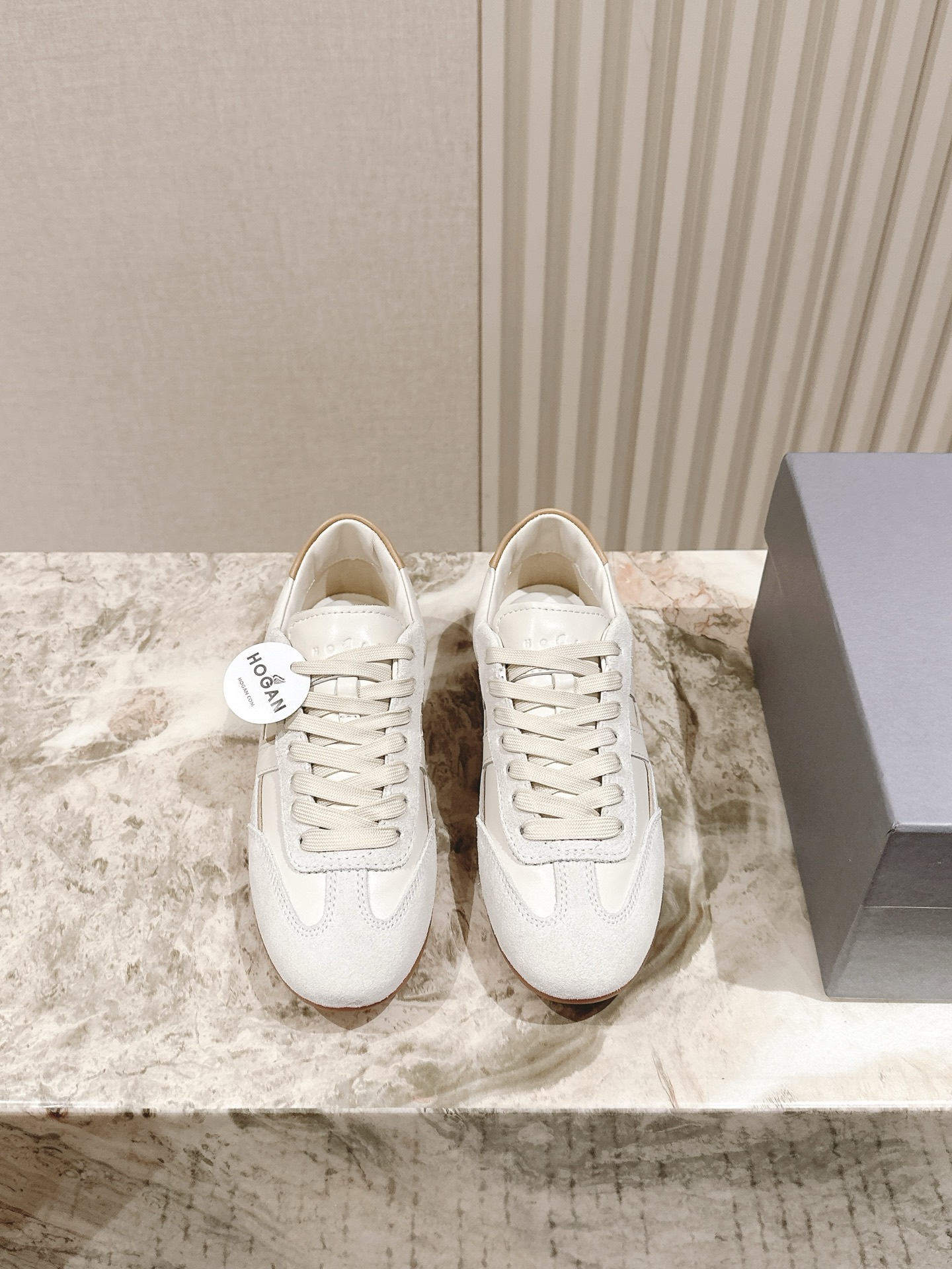 NO:485878,Couple model Men's 10 Hogan Dexun series retro dynamic sports shoes, skateboard shoes, basketball shoes, N many internet celebrity girls are also wearing it, Xiaohongshu check-in model~ Cowhide splicing fabric sheepskin, breathable mesh latex footbed, H-standard retro style TPU two-color outsole classic and versatile, casual and sports Size women's size 35-45, casual shoes/sports shoes, sneakers, cowhide, sheepskin19860909情侣款 男10 Hogan 德迅系列款 复古动感风潮运动鞋、滑板鞋、篮球鞋、 N多网红妹子也在穿它,小红书打卡款~ 牛皮拼接面料 羊皮里,透气网乳胶垫脚,H标复古风 TPU双色大底 经典百搭,休闲运动兼顾 Size女码35-45,休闲鞋/运动鞋,sneakers,cowhide,sheepskin,Women's Shoes