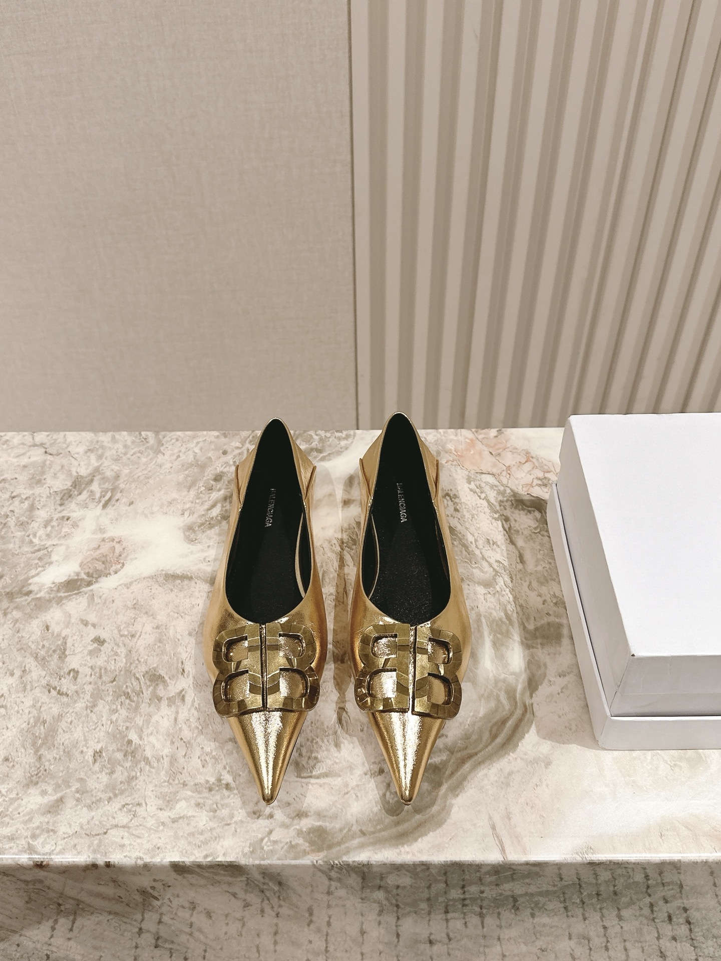 NO:409161,| 5 upgraded version BALENCA*A new patent leather diamond buckle single shoes are available!  This shoe is a lady pointed-toe single shoe with beautiful and versatile foot. The INS hottest version is purchased. The original version is open with a mold, customized beef patent leather private film and customized diamond buckle. All materials are consistent with the original craftsmanship. Full texture. Italian leather outsole, high heel, flat bottom!  4.5!8.5!10.5cm size female 34-42 34 40 41 42 Customized Full set of counters for simultaneous packaging!  , high heels single shoes, balenciaga, balenciaga, high heels, Leather soles19860909| 5 升级版 巴黎世家 BALENCA*A 新款漆皮钻扣单鞋上新！这款鞋型是淑女尖头单鞋上脚美爆又百搭 INS爆款 原版购入开模,定制牛漆皮私膜定制钻扣,所有的材质与工艺原版一致 质感满满 意大利真皮大底 跟高 平底！4.5！8.5！10.5cm size女34-42 34 40 41 42定制 全套专柜同步包装！,高跟鞋单鞋,balenciaga,balenciaga,high heels,Leather soles,Women's Shoes