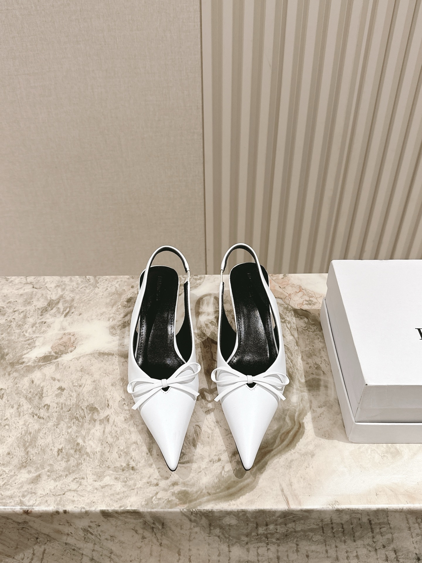 NO:406161,5 Upgraded version BALENCA*A new patent leather diamond buckle single shoes are available!  This shoe is a lady pointed-toe single shoe with beautiful and versatile foot. The INS hottest version is purchased. The original version is open with a mold, customized beef patent leather private film and customized diamond buckle. All materials are consistent with the original craftsmanship. Full texture. Italian leather outsole, high heel, flat bottom!  4.5!8.5!10.5cm size female 34-42 34 40 41 42 Customized Full set of counters for simultaneous packaging!  , high heels sandals, balenciaga, balenciaga, sandals, high heels, Leather soles198609095 升级版 巴黎世家 BALENCA*A 新款漆皮钻扣单鞋上新！这款鞋型是淑女尖头单鞋上脚美爆又百搭 INS爆款 原版购入开模,定制牛漆皮私膜定制钻扣,所有的材质与工艺原版一致 质感满满 意大利真皮大底 跟高 平底！4.5！8.5！10.5cm size女34-42 34 40 41 42定制 全套专柜同步包装！,高跟鞋凉鞋,balenciaga,balenciaga,sandals,high heels,Leather soles,Women's Shoes