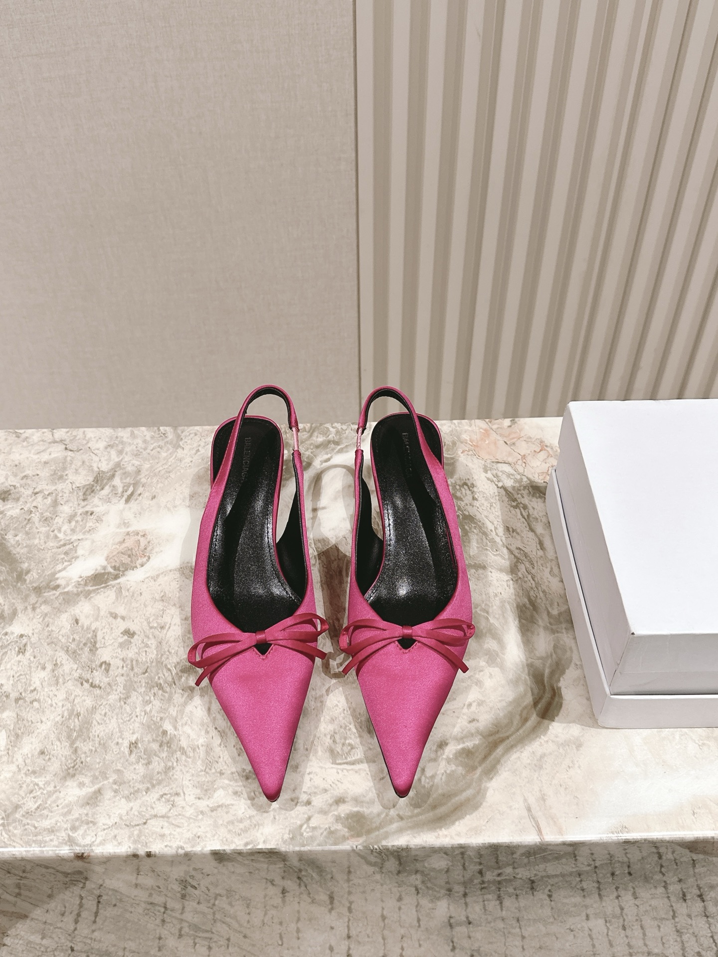 NO:402199,| 5 upgraded version BALENCA*A new patent leather diamond buckle single shoes are available!  This shoe is a lady pointed-toe single shoe with beautiful and versatile foot. The INS hottest version is purchased. The original version is open with a mold, customized beef patent leather private film and customized diamond buckle. All materials are consistent with the original craftsmanship. Full texture. Italian leather outsole, high heel, flat bottom!  4.5!8.5!10.5cm size female 34-42 34 40 41 42 Customized Full set of counters for simultaneous packaging!  ,Sandals,Sandals,Balenciaga,Balenciaga,Sandals,Leather soles19860909| 5 升级版 巴黎世家 BALENCA*A 新款漆皮钻扣单鞋上新！这款鞋型是淑女尖头单鞋上脚美爆又百搭 INS爆款 原版购入开模,定制牛漆皮私膜定制钻扣,所有的材质与工艺原版一致 质感满满 意大利真皮大底 跟高 平底！4.5！8.5！10.5cm size女34-42 34 40 41 42定制 全套专柜同步包装！,凉鞋单鞋,balenciaga,balenciaga,sandals,Leather soles,Women's Shoes